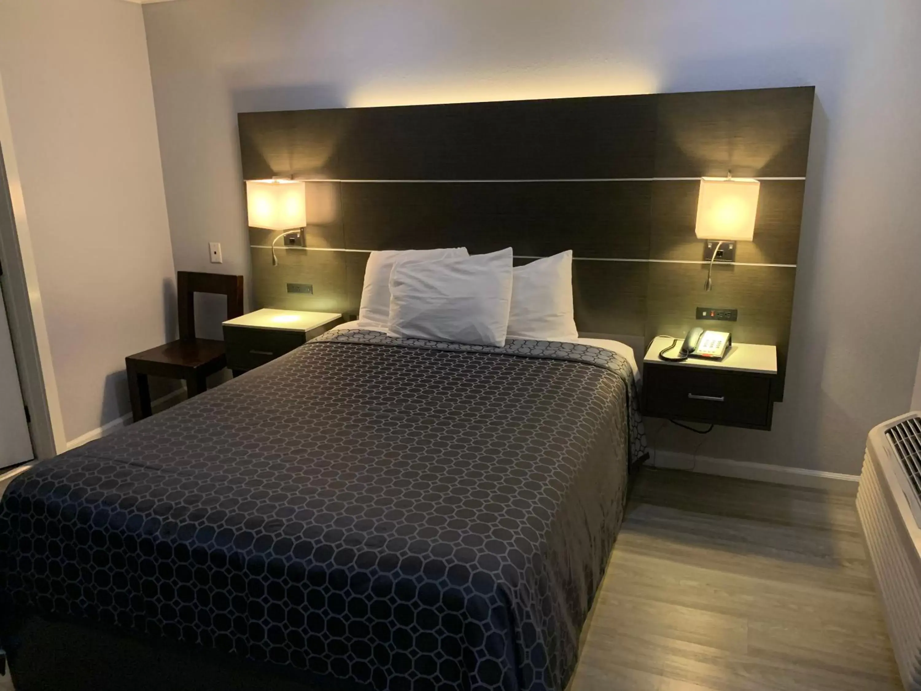 Bed in Mirage Inn & Suites