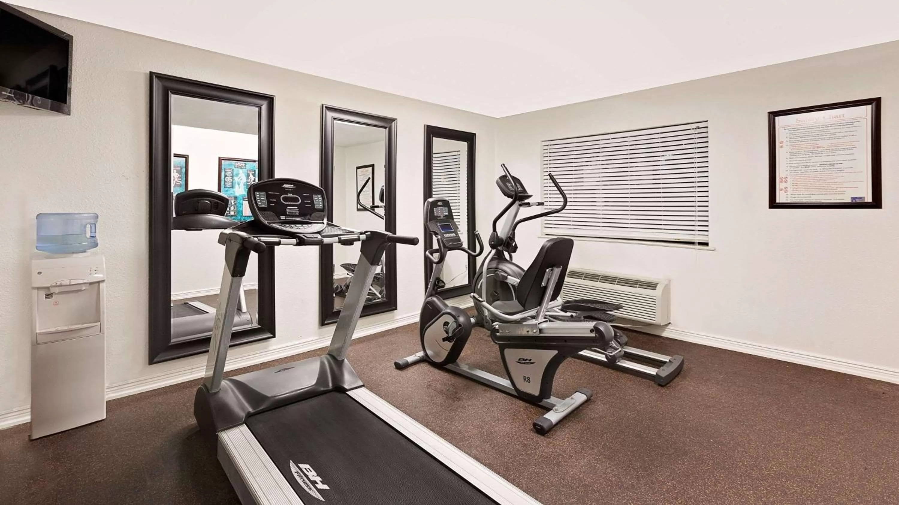 Fitness centre/facilities in Super 8 by Wyndham Corpus Christi Northwest
