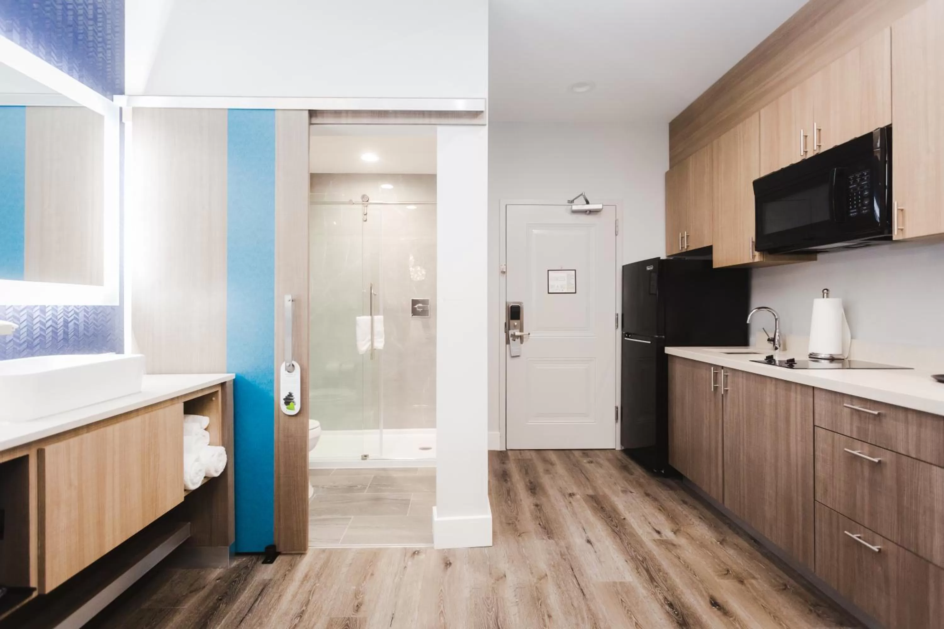 Kitchen or kitchenette in Palace Inn Blue Houston East Beltway 8