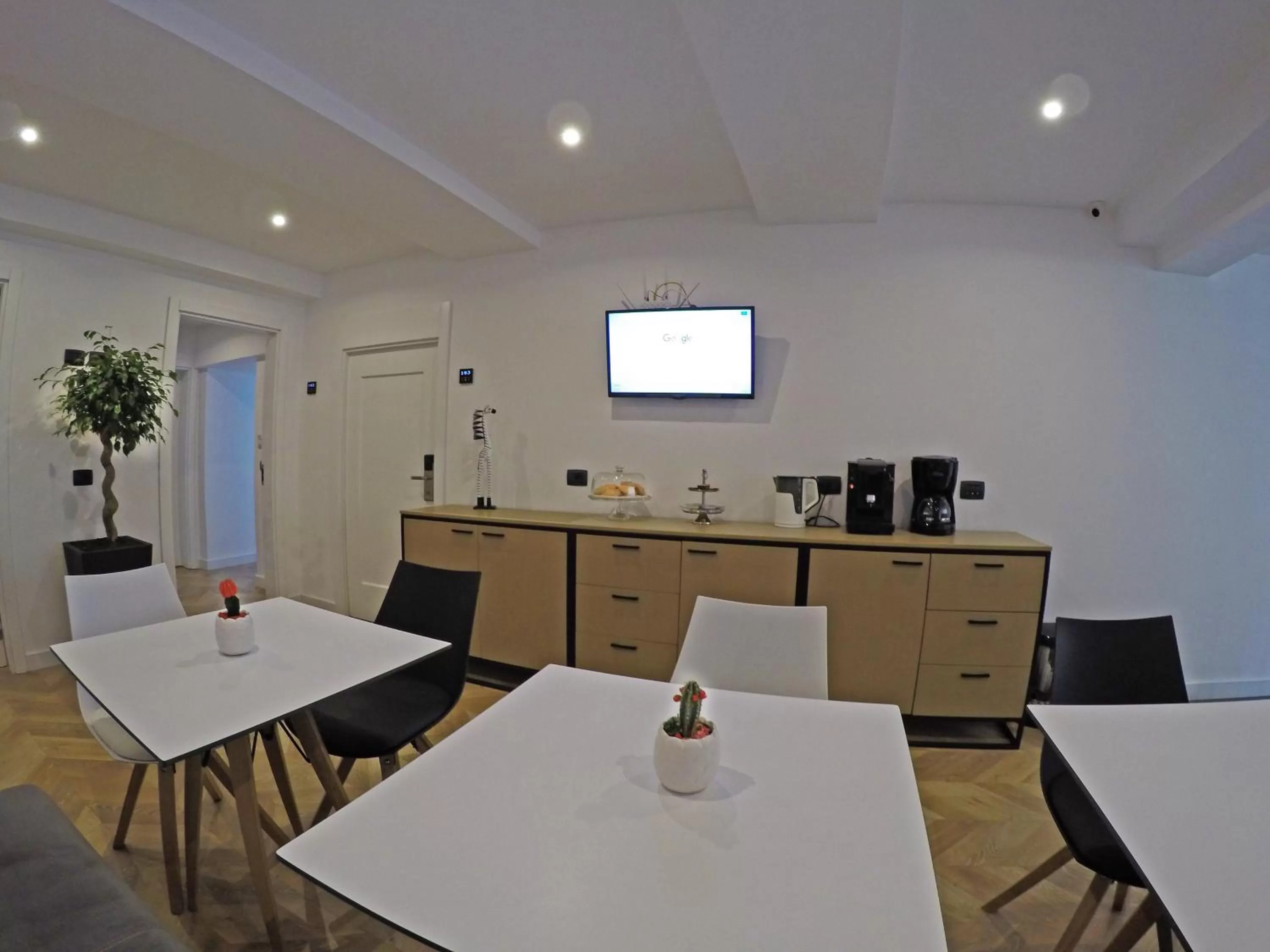 Restaurant/places to eat in Prime Hotel