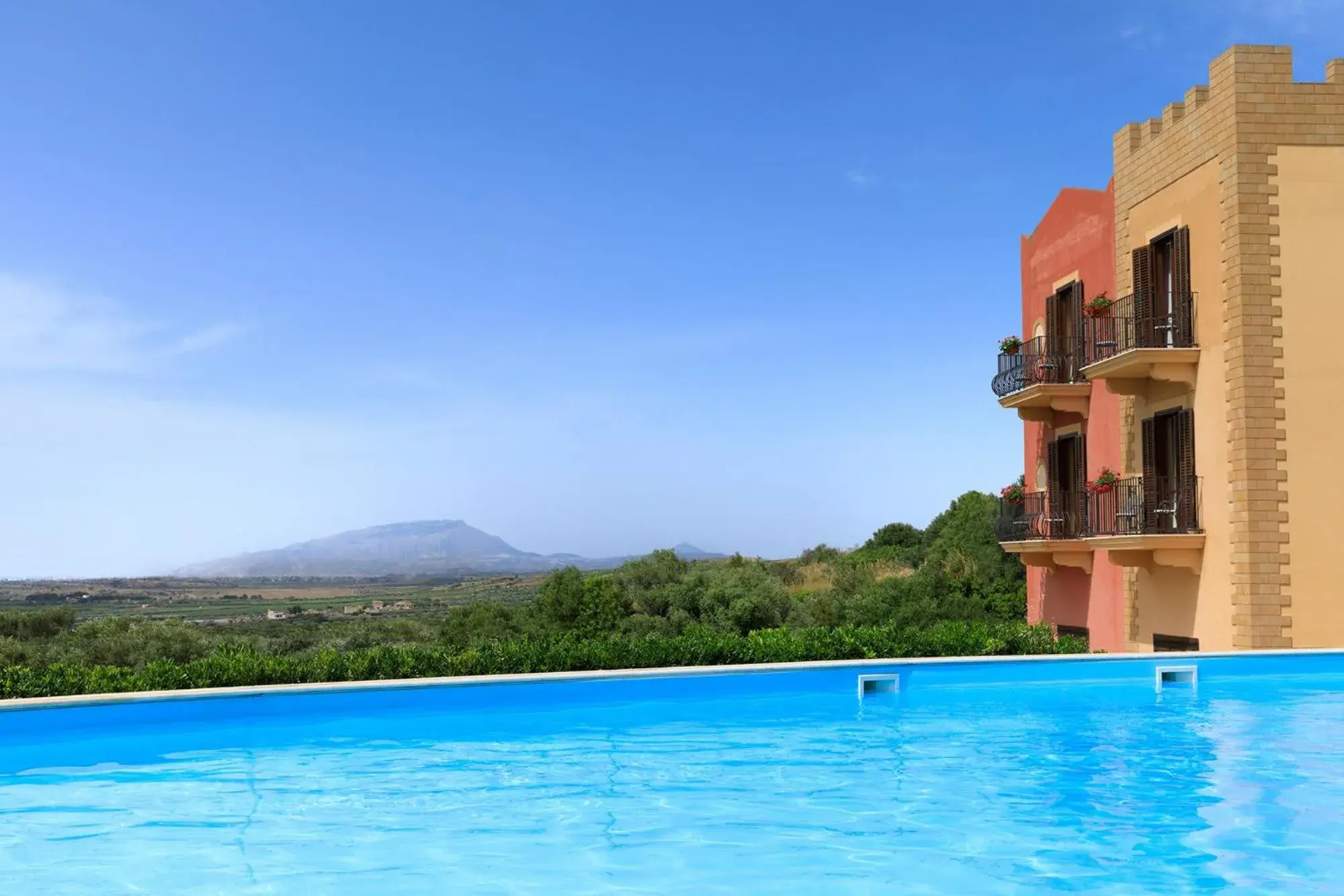 Swimming Pool in Hotel Baglio Oneto dei Principi di San Lorenzo - Luxury Wine Resort