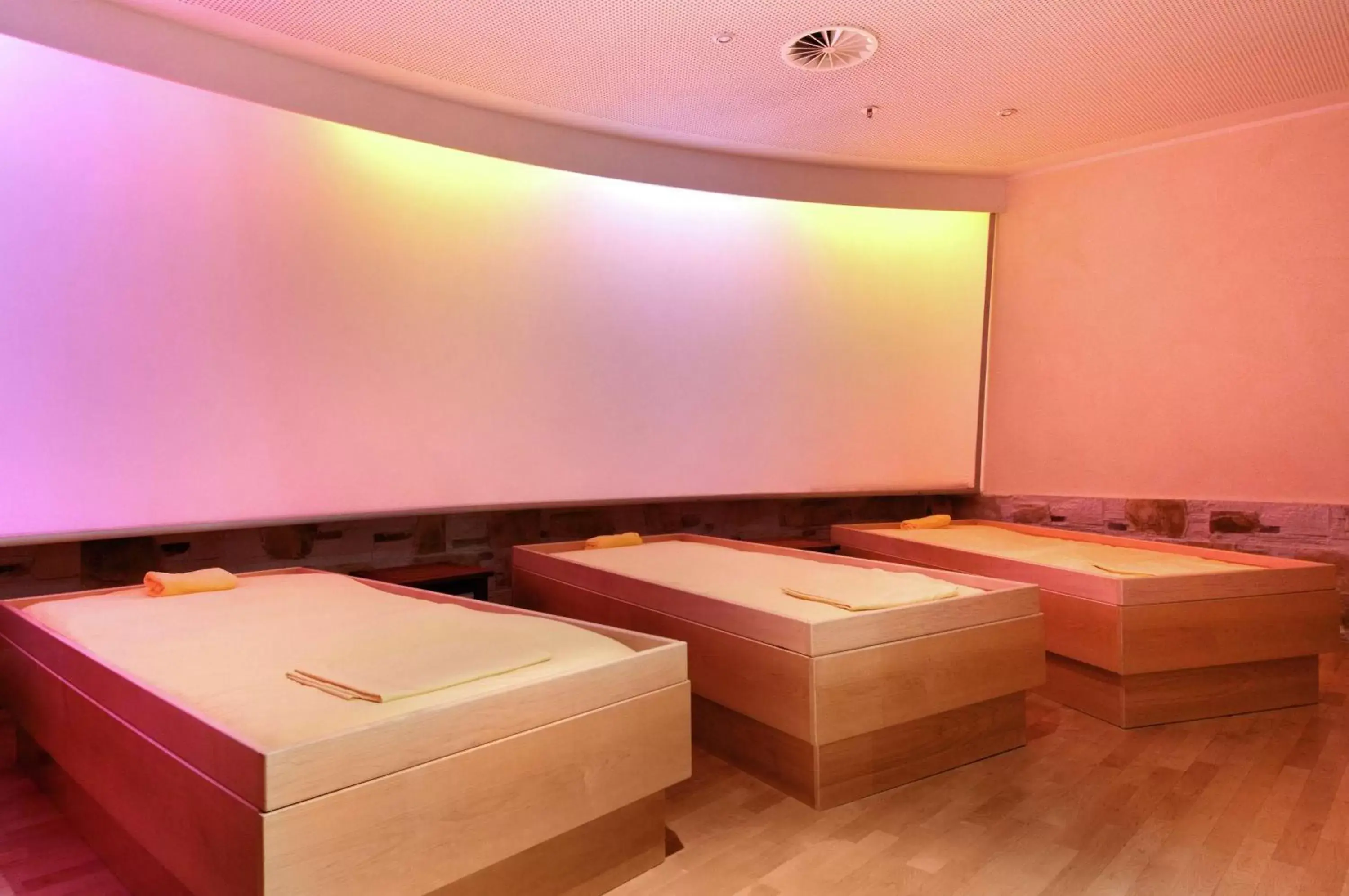 Spa and wellness centre/facilities, Bed in Hilton Berlin Spa and wellness centre/facilities, Bed in Hilton Berlin