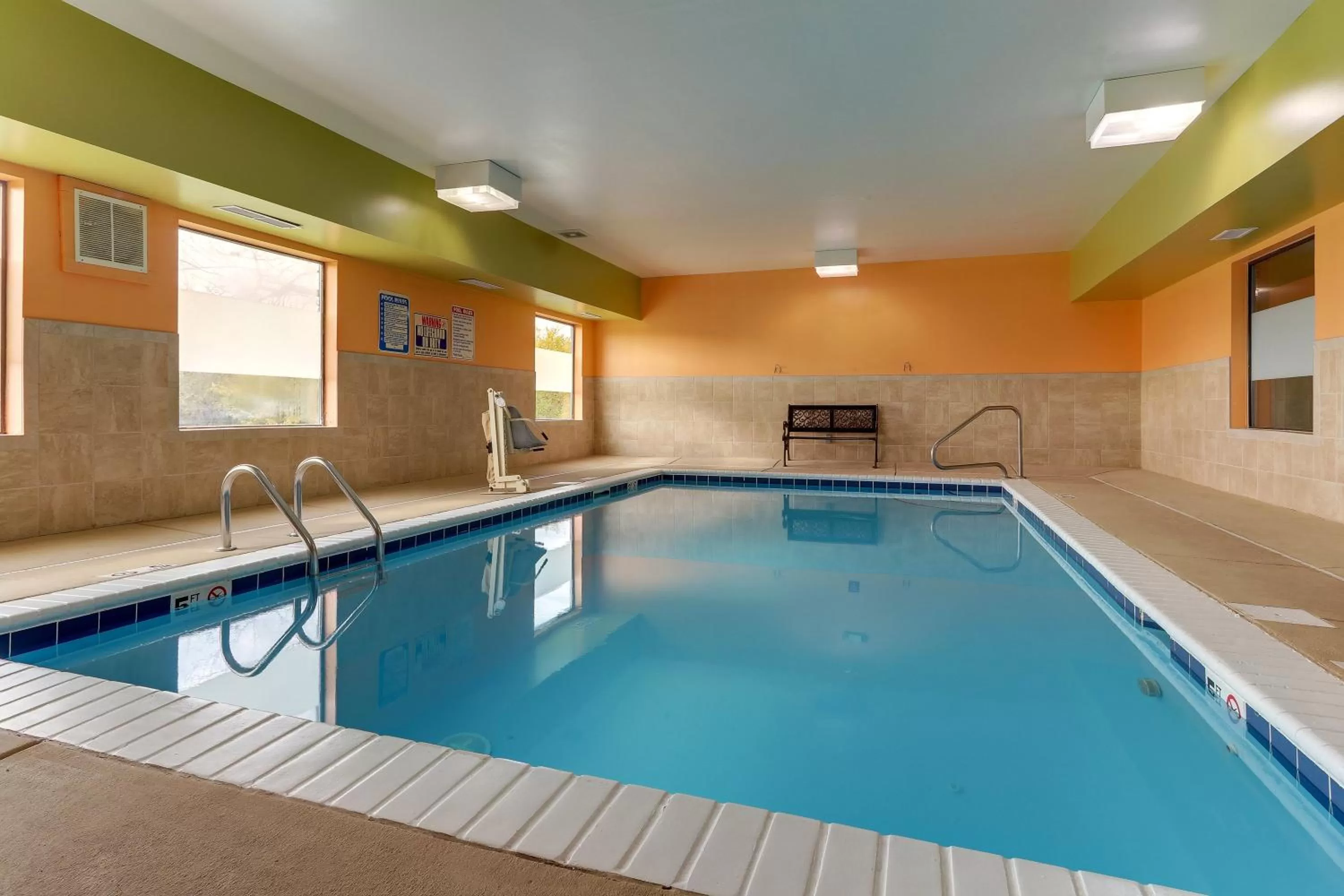 Swimming pool in Red Roof Inn Springfield, OH