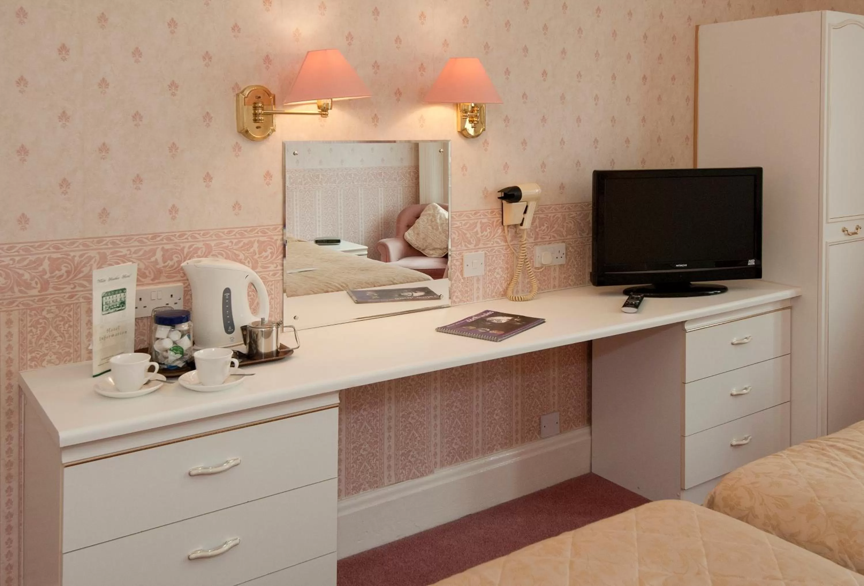 Coffee/tea facilities, Bed in White Heather Hotel