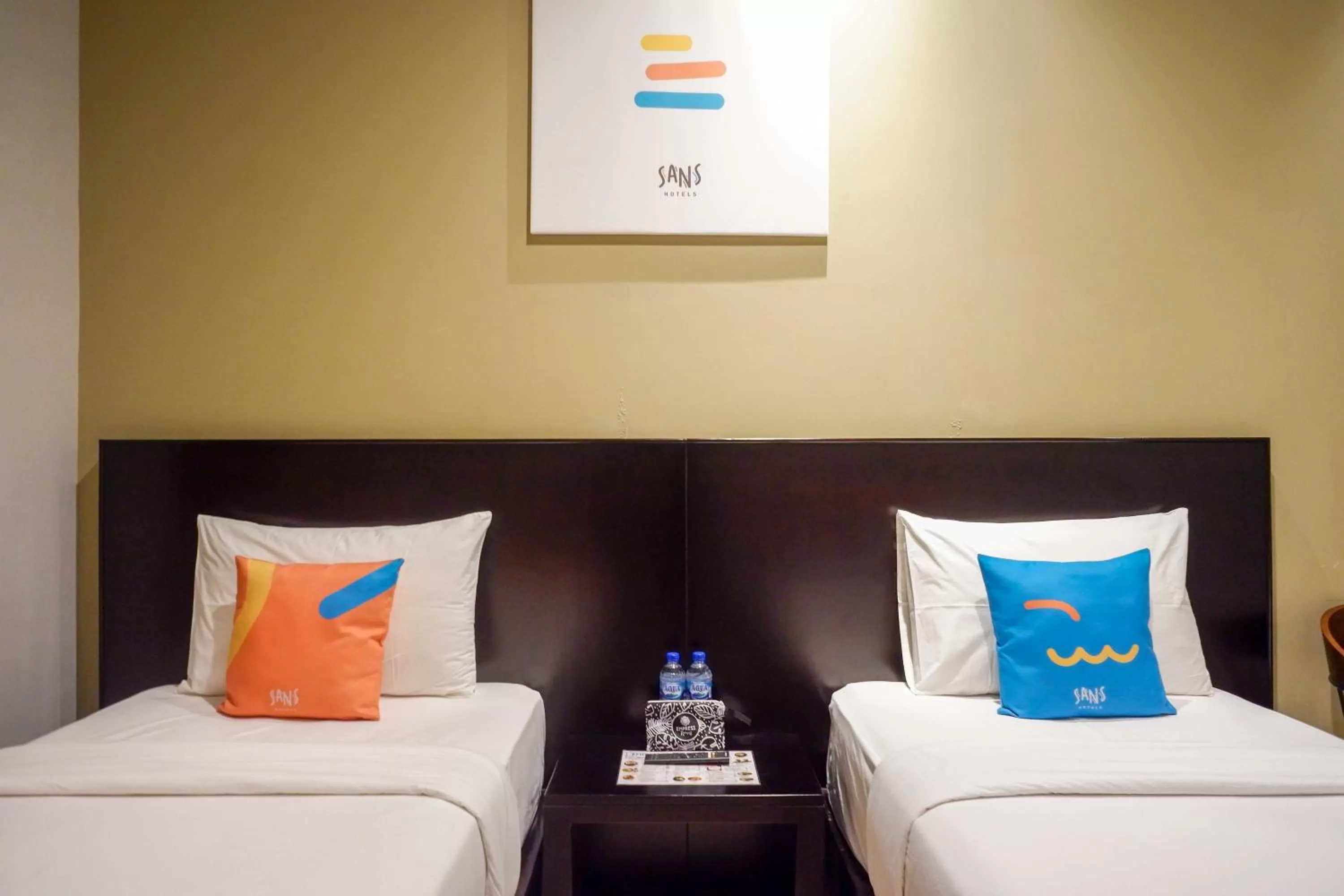 Bedroom, Bed in Sans Hotel Empress Simpang Lima