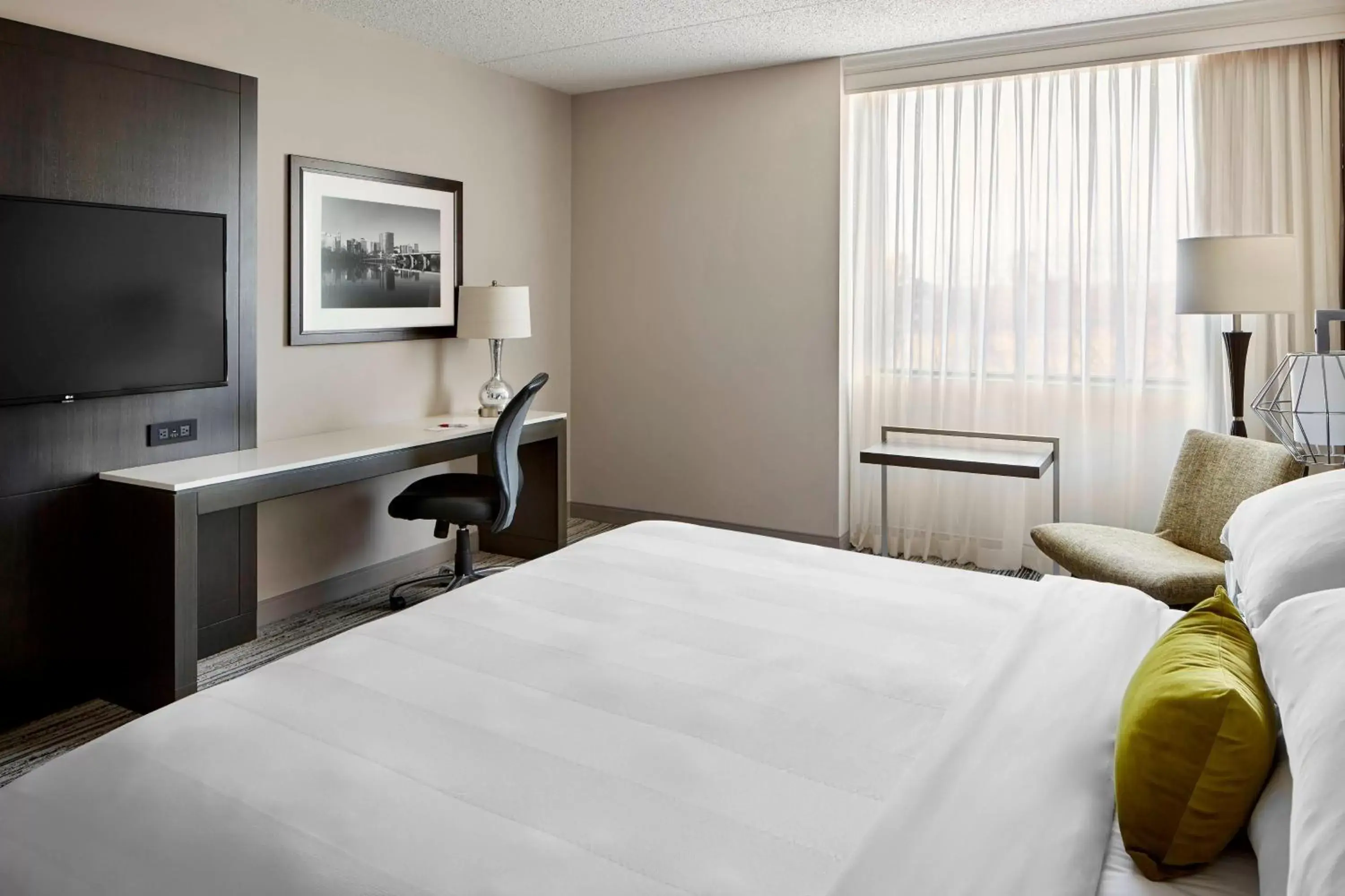 Photo of the whole room, Bed in Marriott Hartford/Windsor Airport