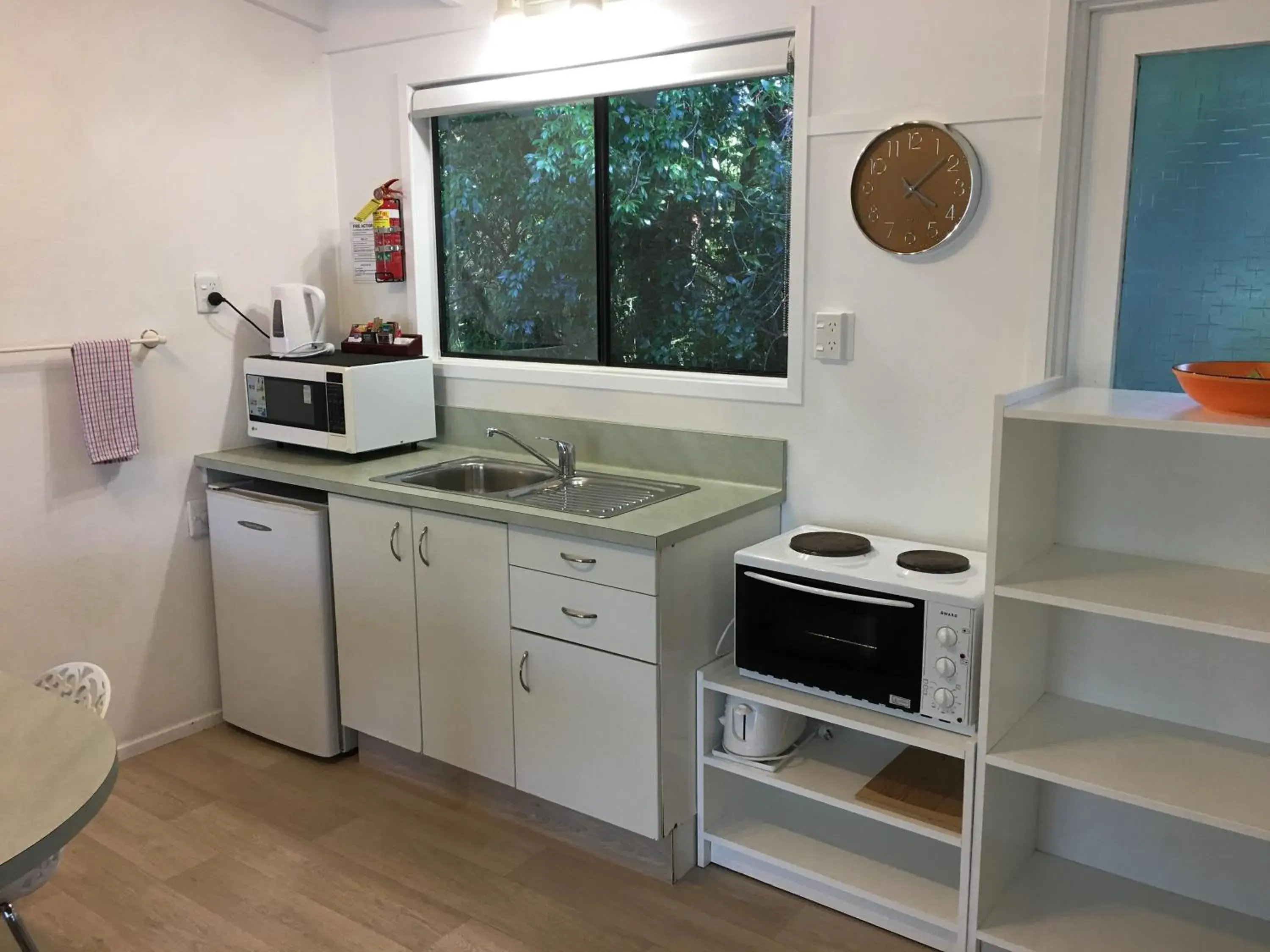 Kitchen/Kitchenette in Colonial House Motel