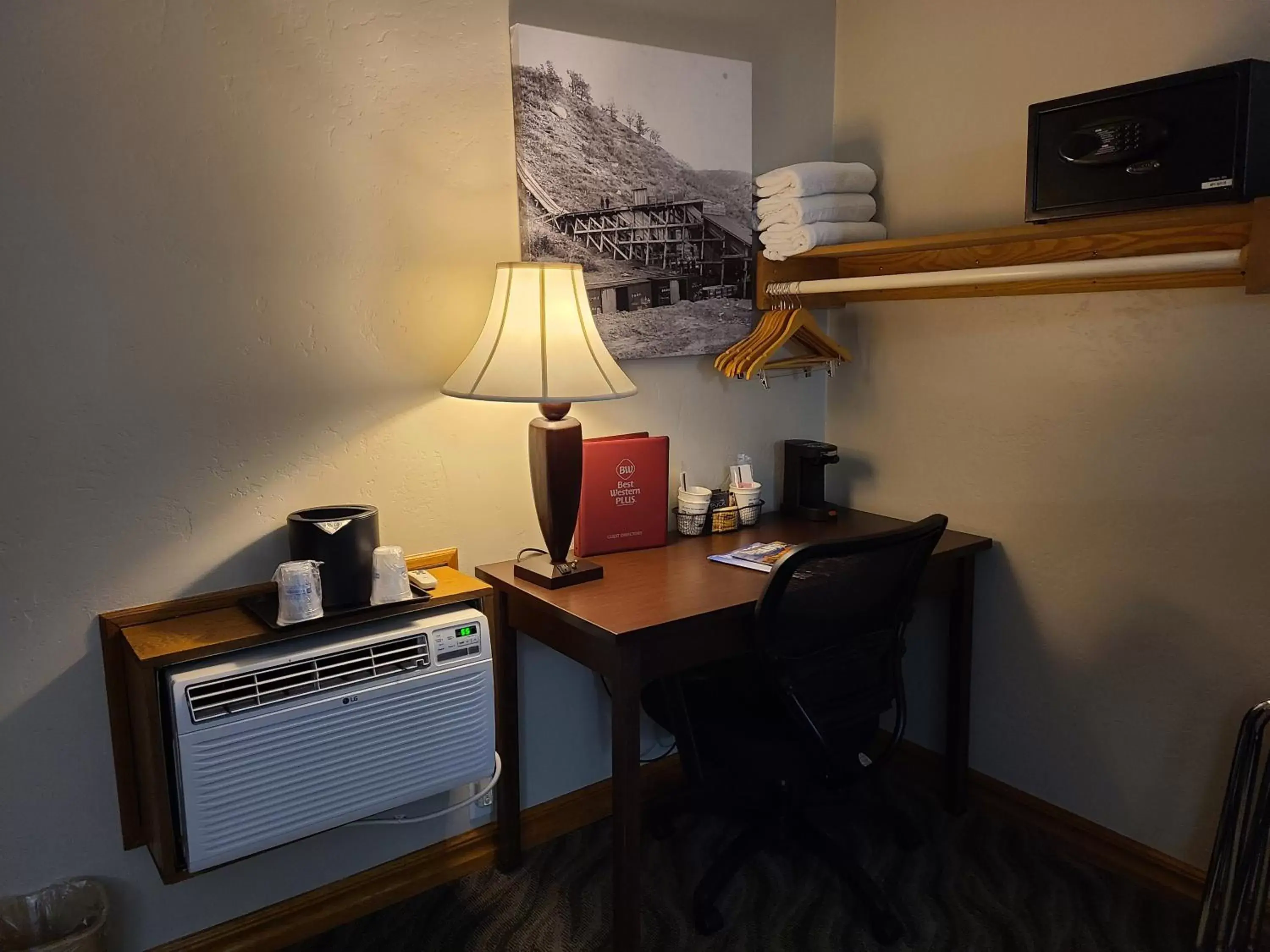 Seating area, TV/Entertainment Center in Best Western Plus Rio Grande Inn