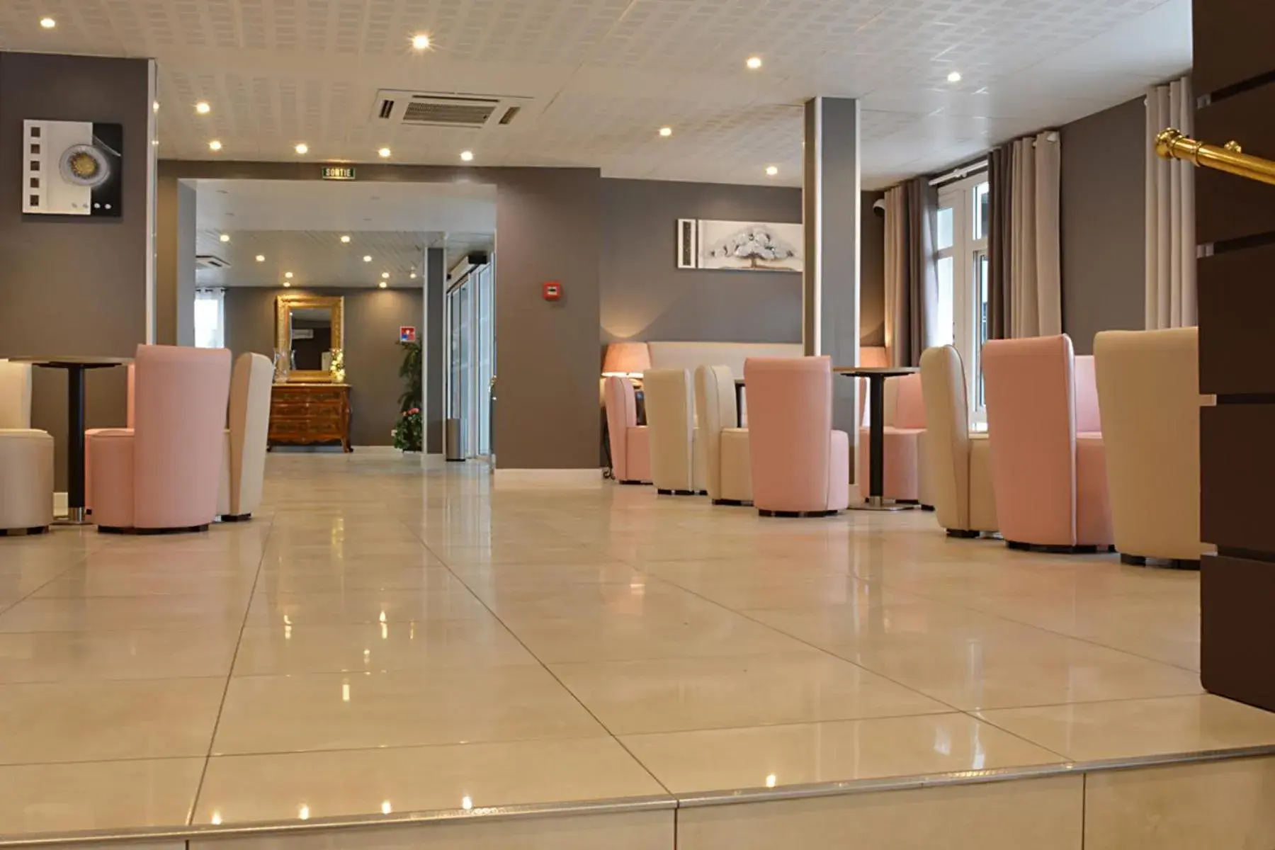 Lobby or reception in Hôtel Croix des Bretons - Lourdes Pyrénées