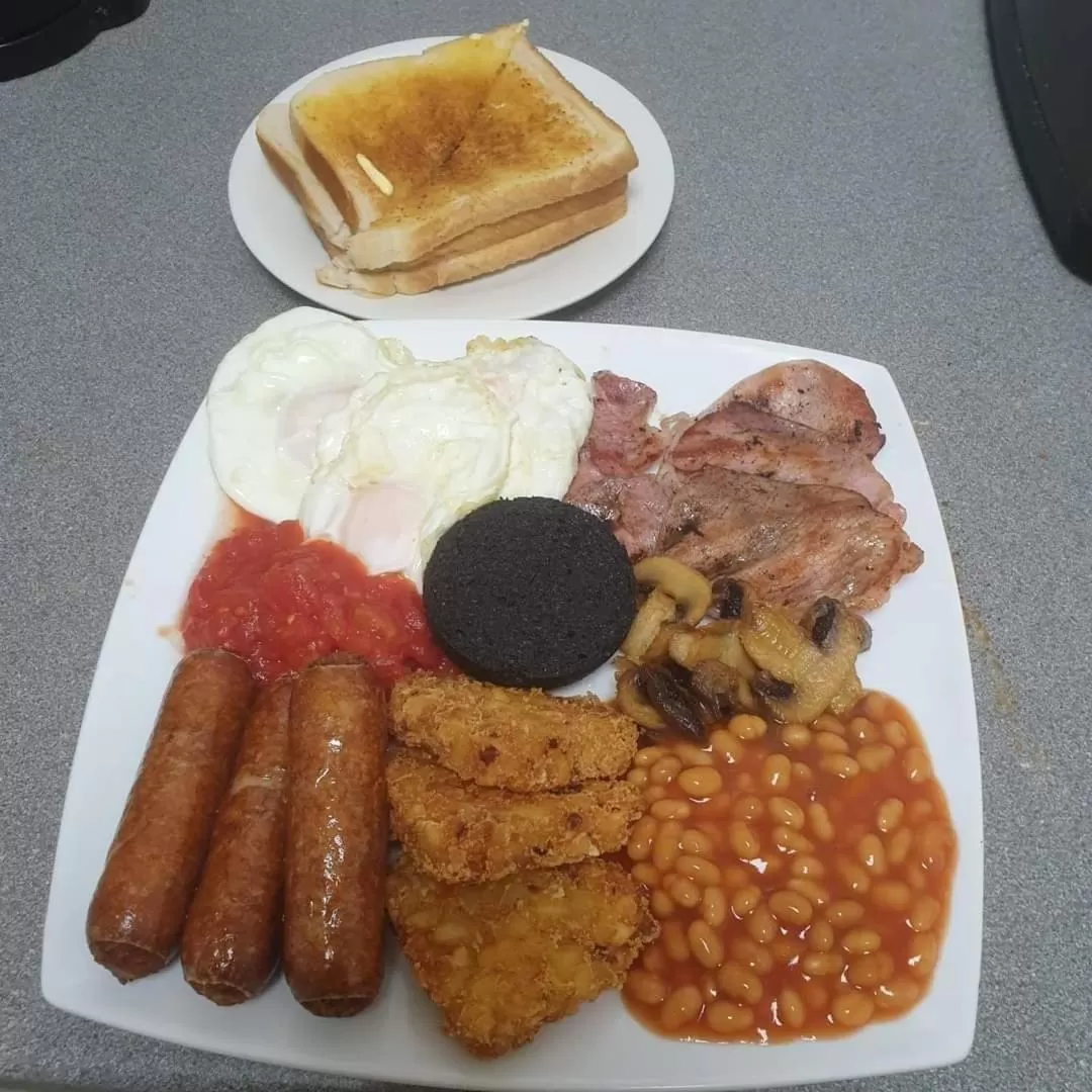 Breakfast in The Avenue Club and Lodge