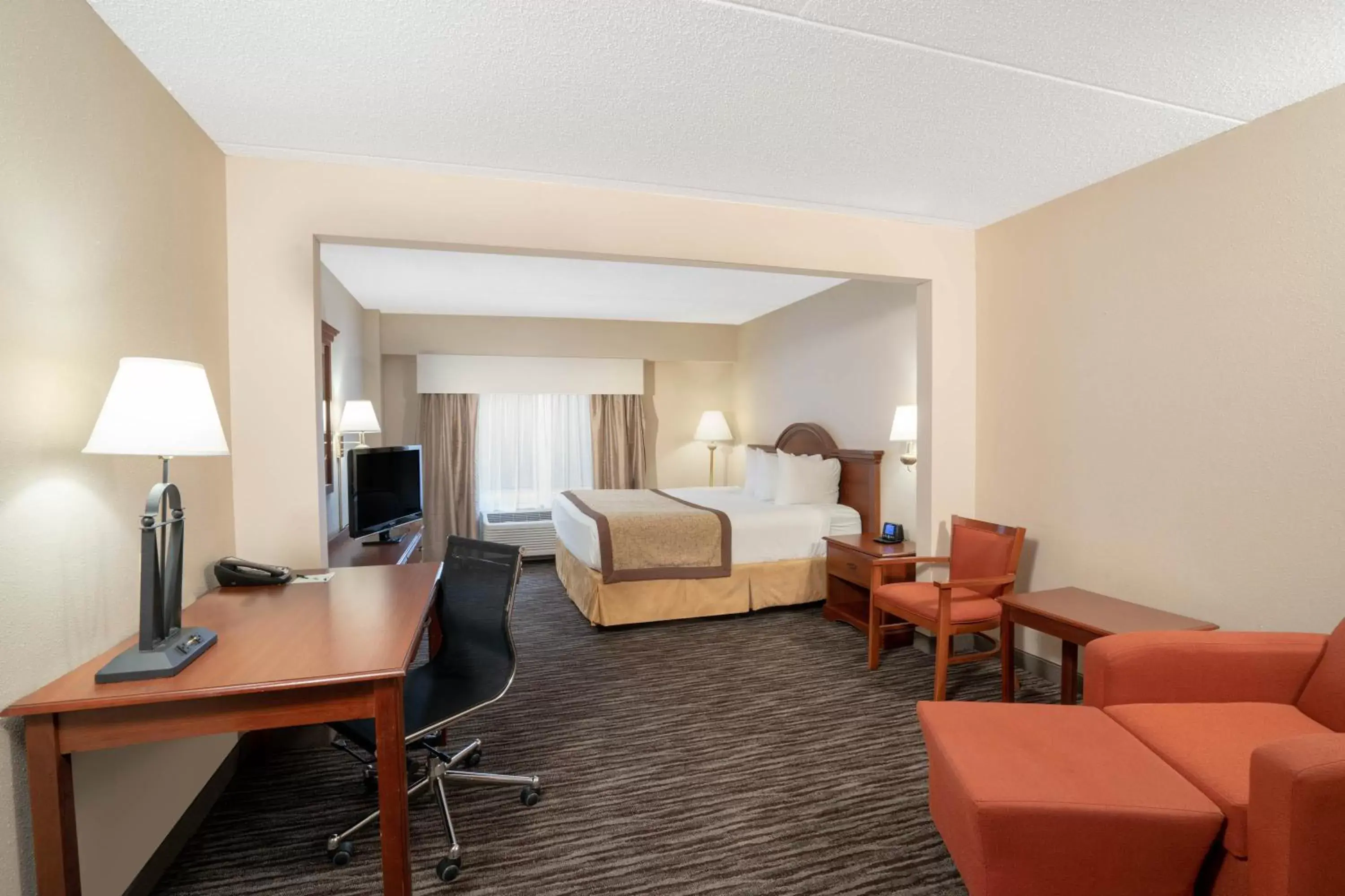 Bedroom, Seating Area in Wingate by Wyndham Charlotte Airport