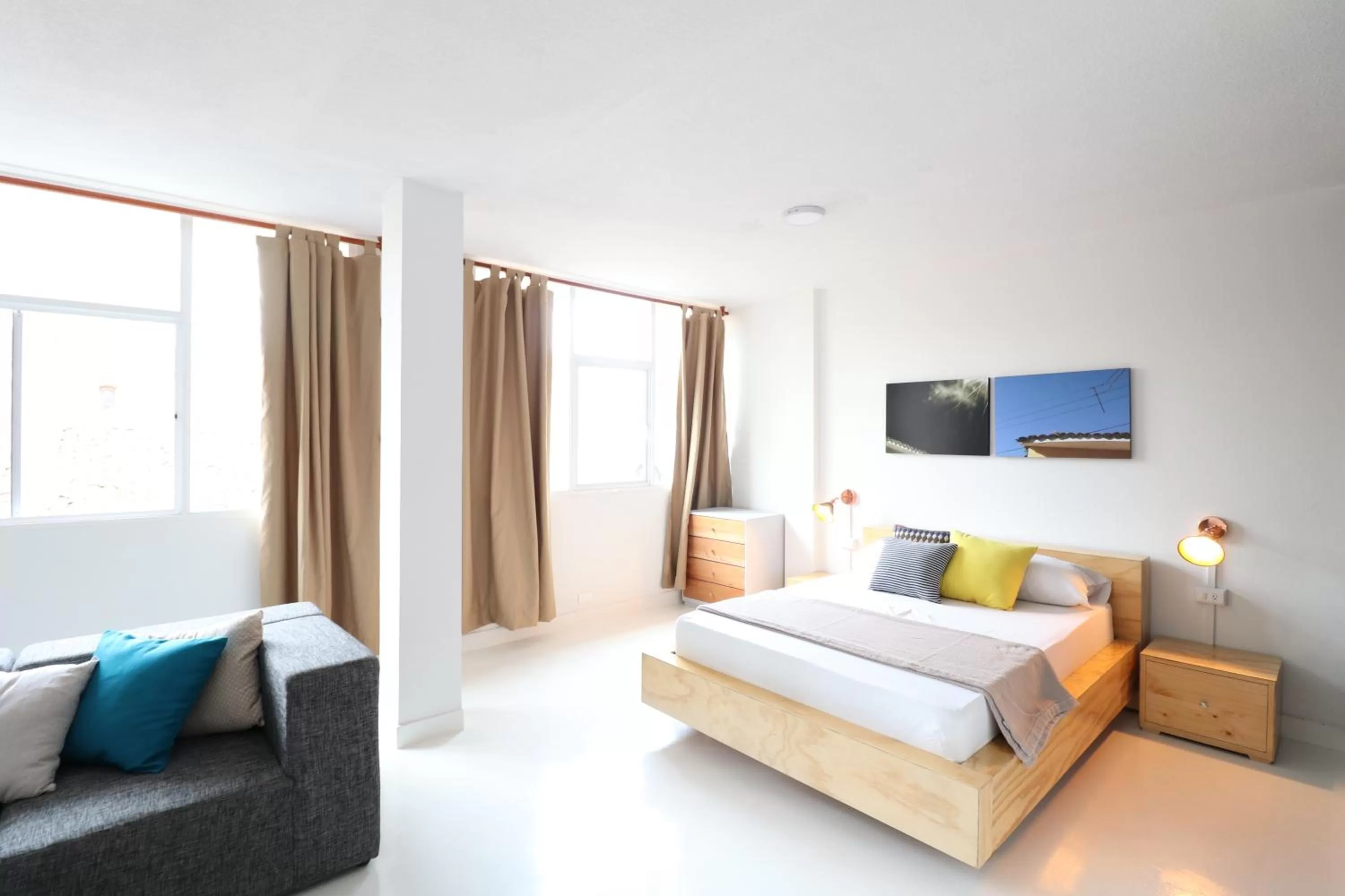 Bed, Seating Area in 554 Apartments