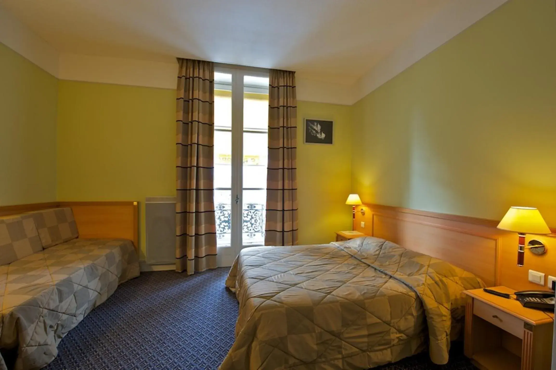 Bed in Hotel Le Bourbon Pau Centre