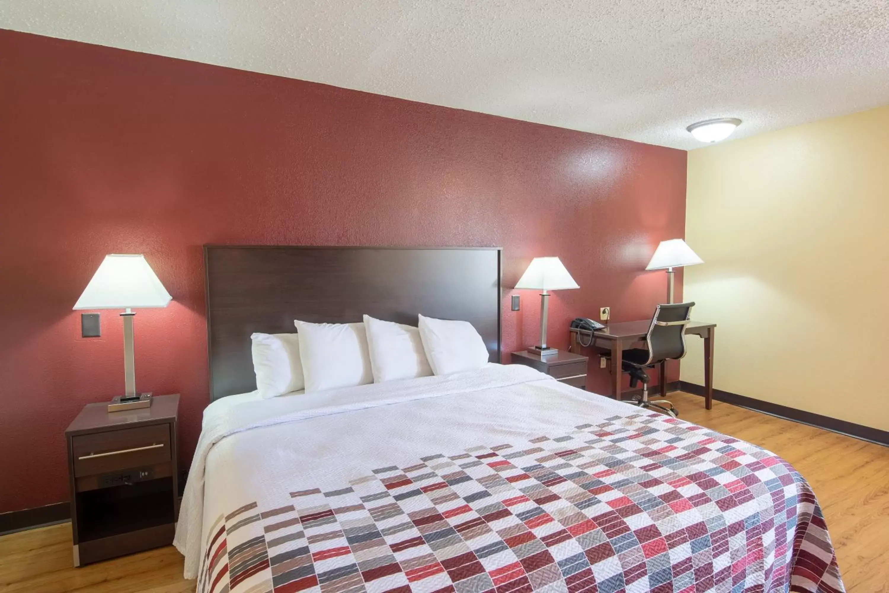 Photo of the whole room, Bed in Red Roof Inn & Suites Indianapolis Airport