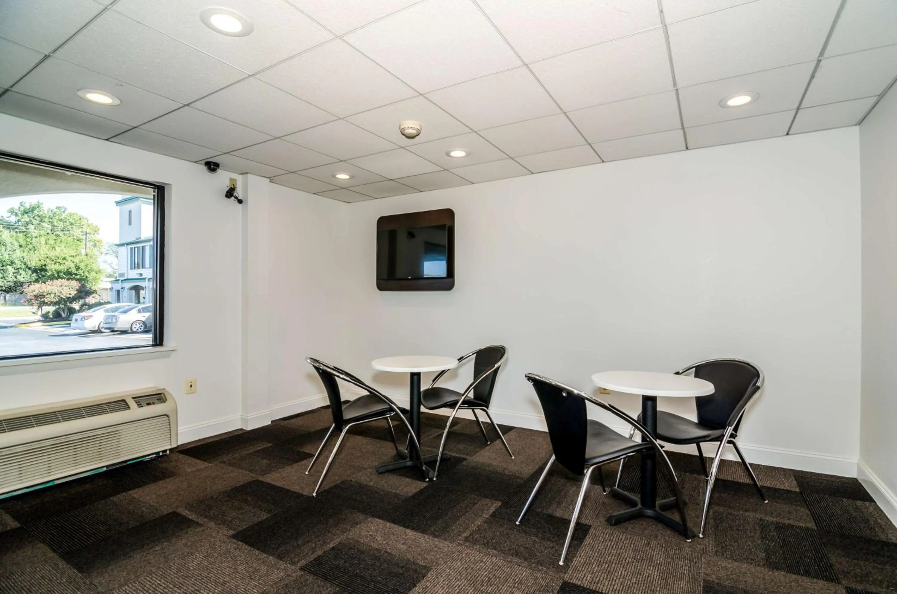 Communal lounge/ TV room in Motel 6-Newark, DE