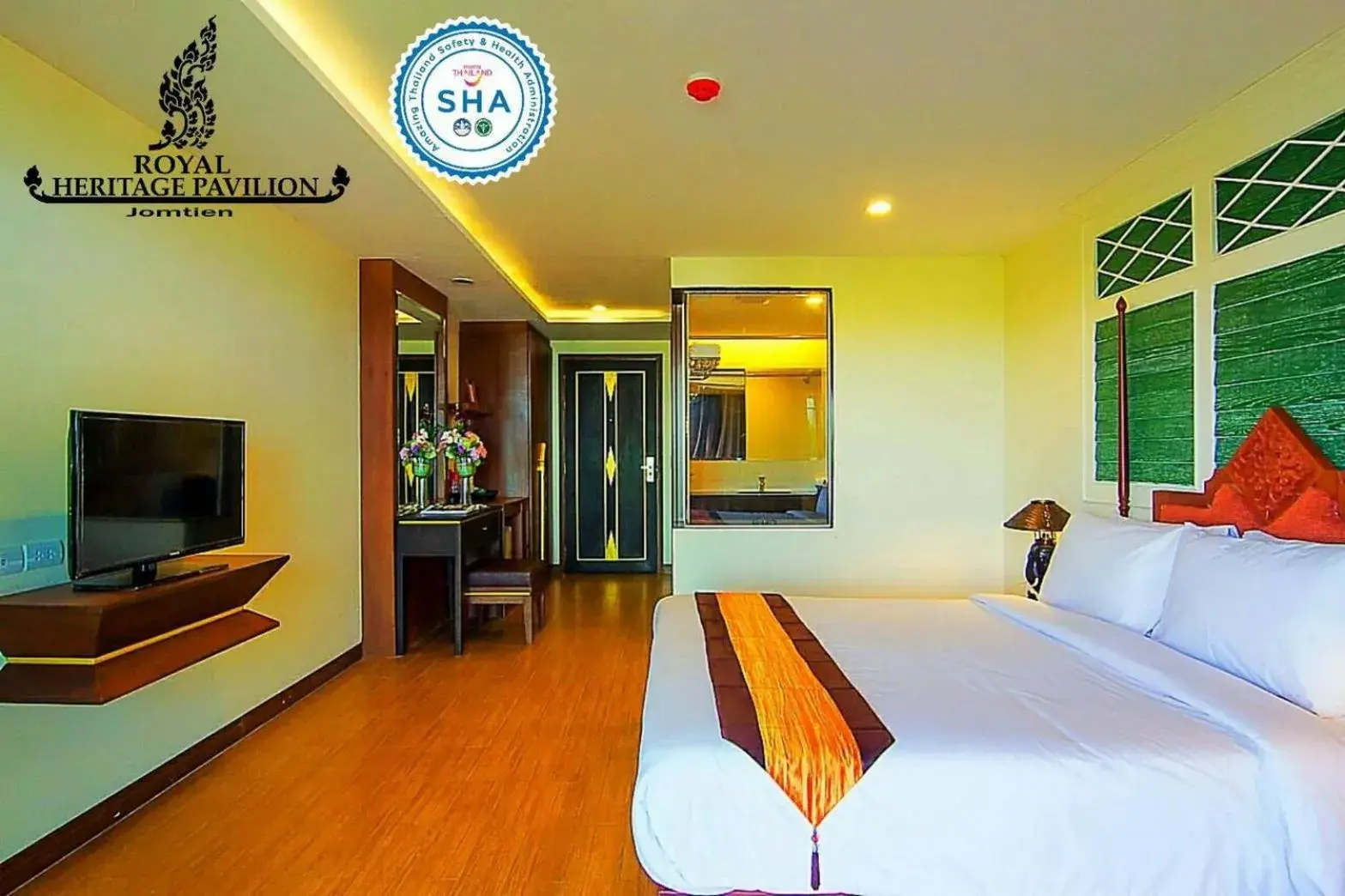 Bed, TV/Entertainment Center in Royal Heritage Pavilion Jomtien Hotel