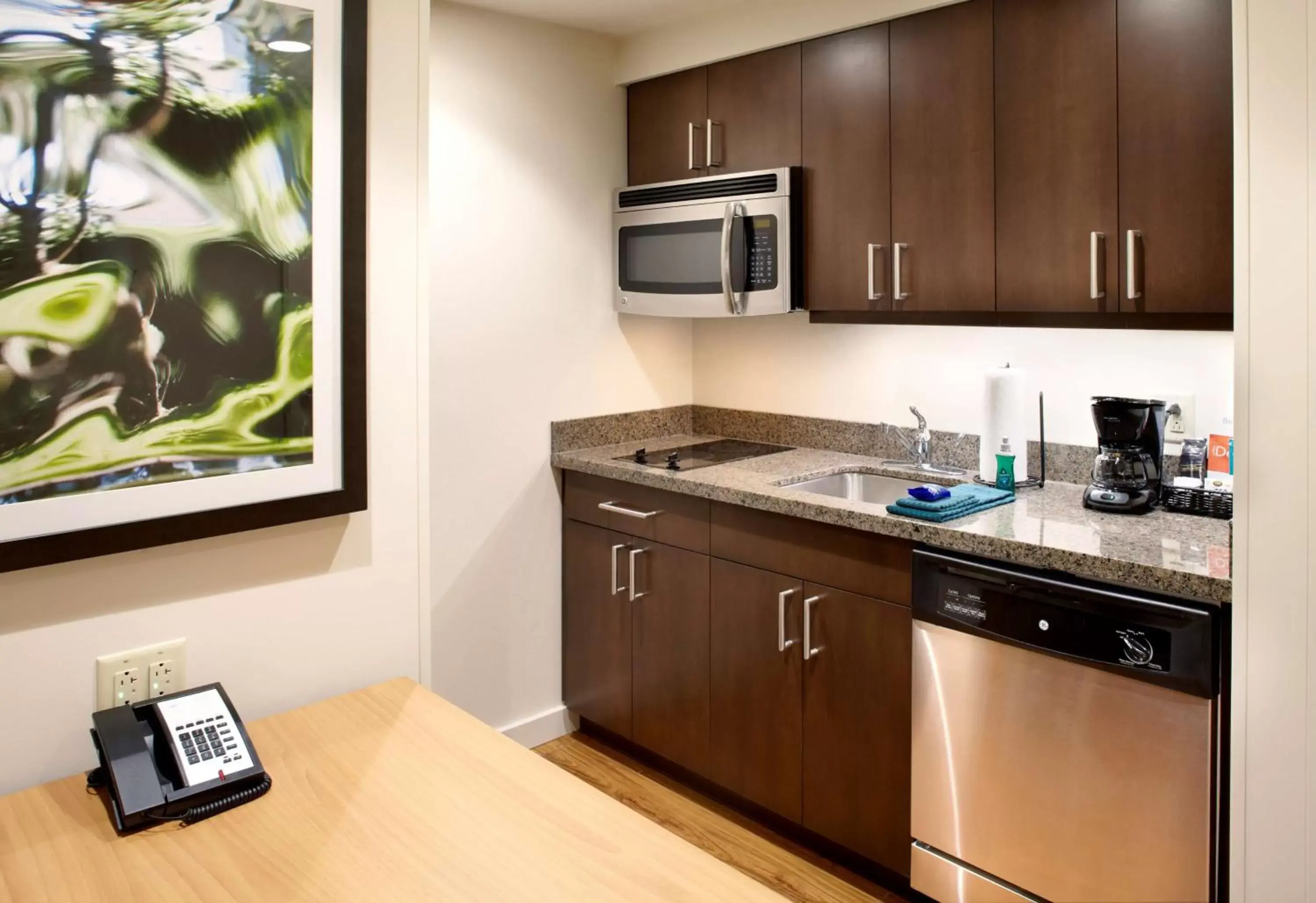 Kitchen or kitchenette, Kitchen/Kitchenette in Homewood Suites by Hilton Pittsburgh Airport/Robinson Mall Area