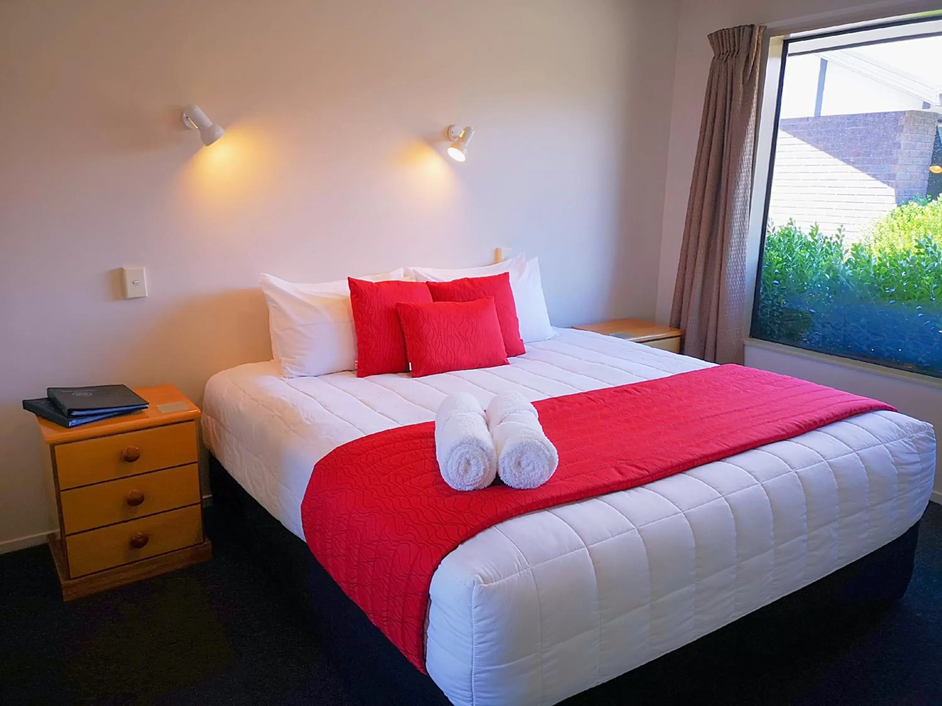 Bedroom, Bed in Aston Court Motel