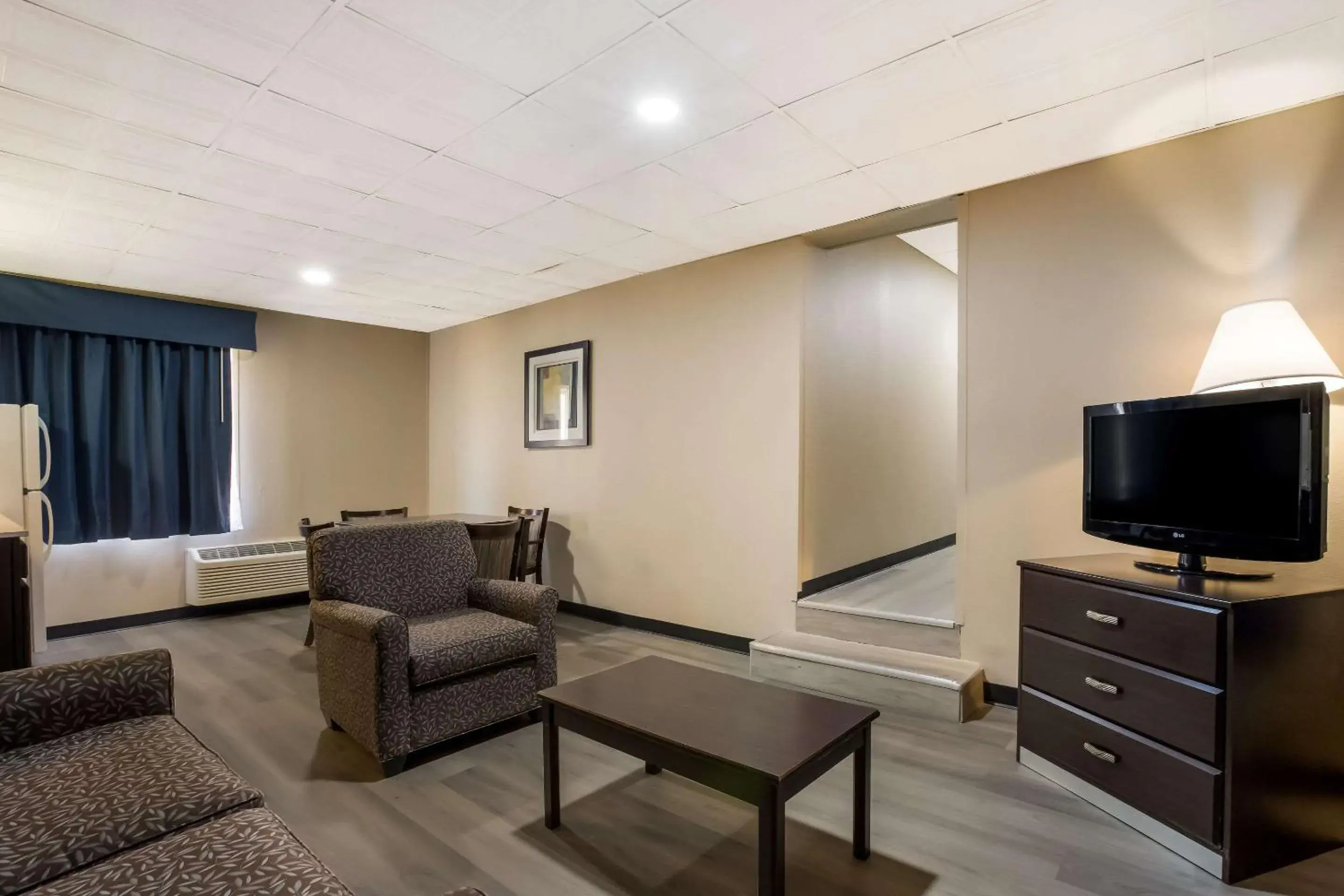 Bedroom, Seating Area in Suburban Studios Millville