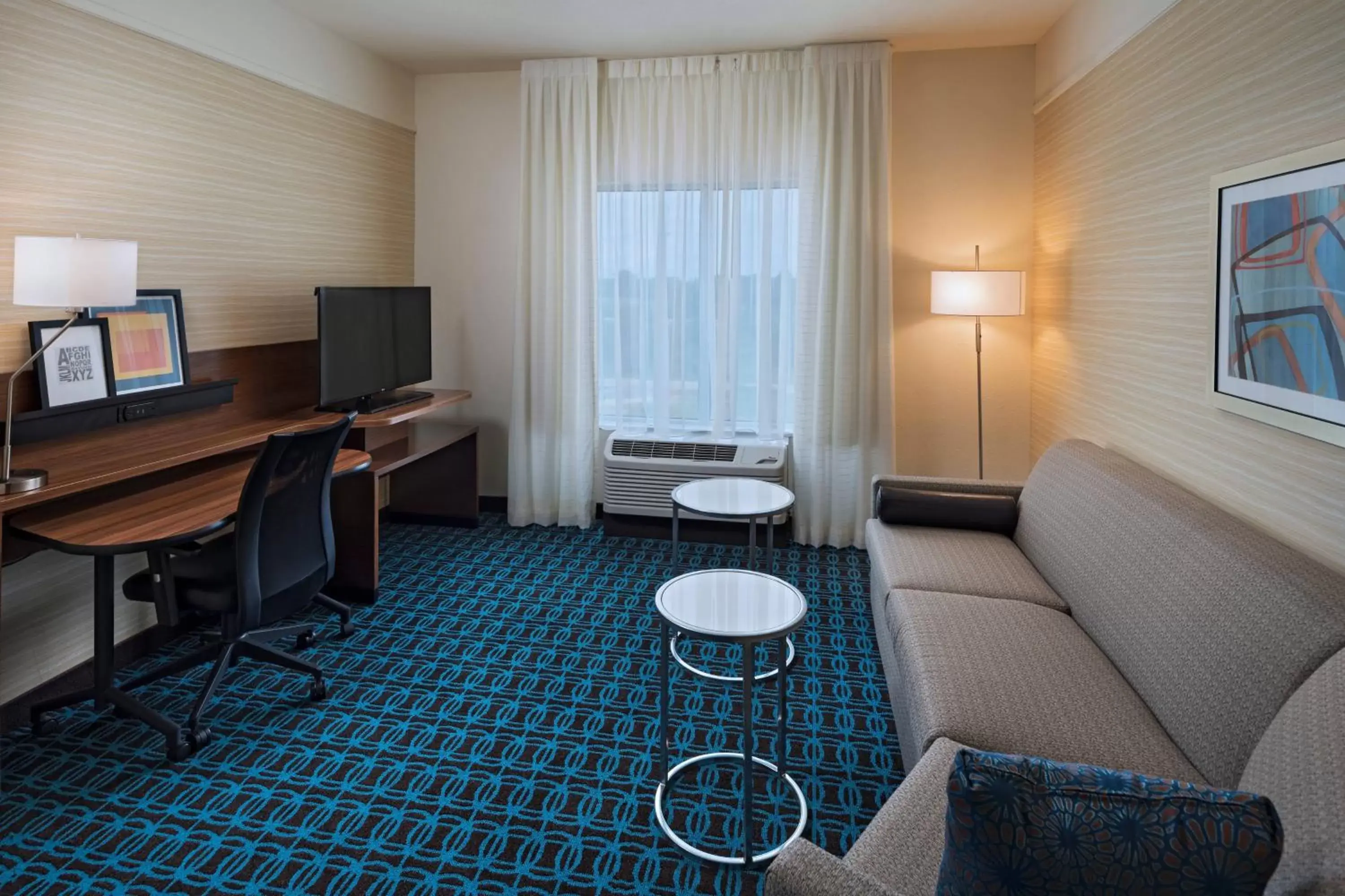 Living room, TV/Entertainment Center in Fairfield Inn & Suites by Marriott Dublin