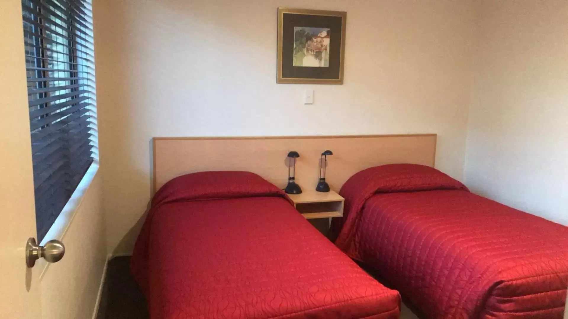 Bedroom, Bed in Harbour City Motor Inn & Conference