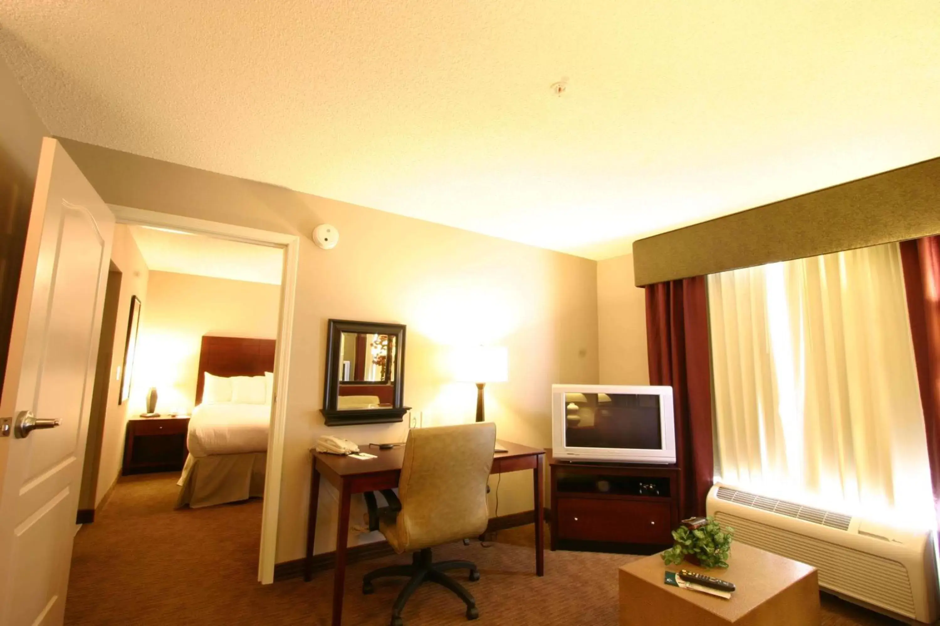 Kitchen or kitchenette, TV/Entertainment Center in Homewood Suites by Hilton Bloomington