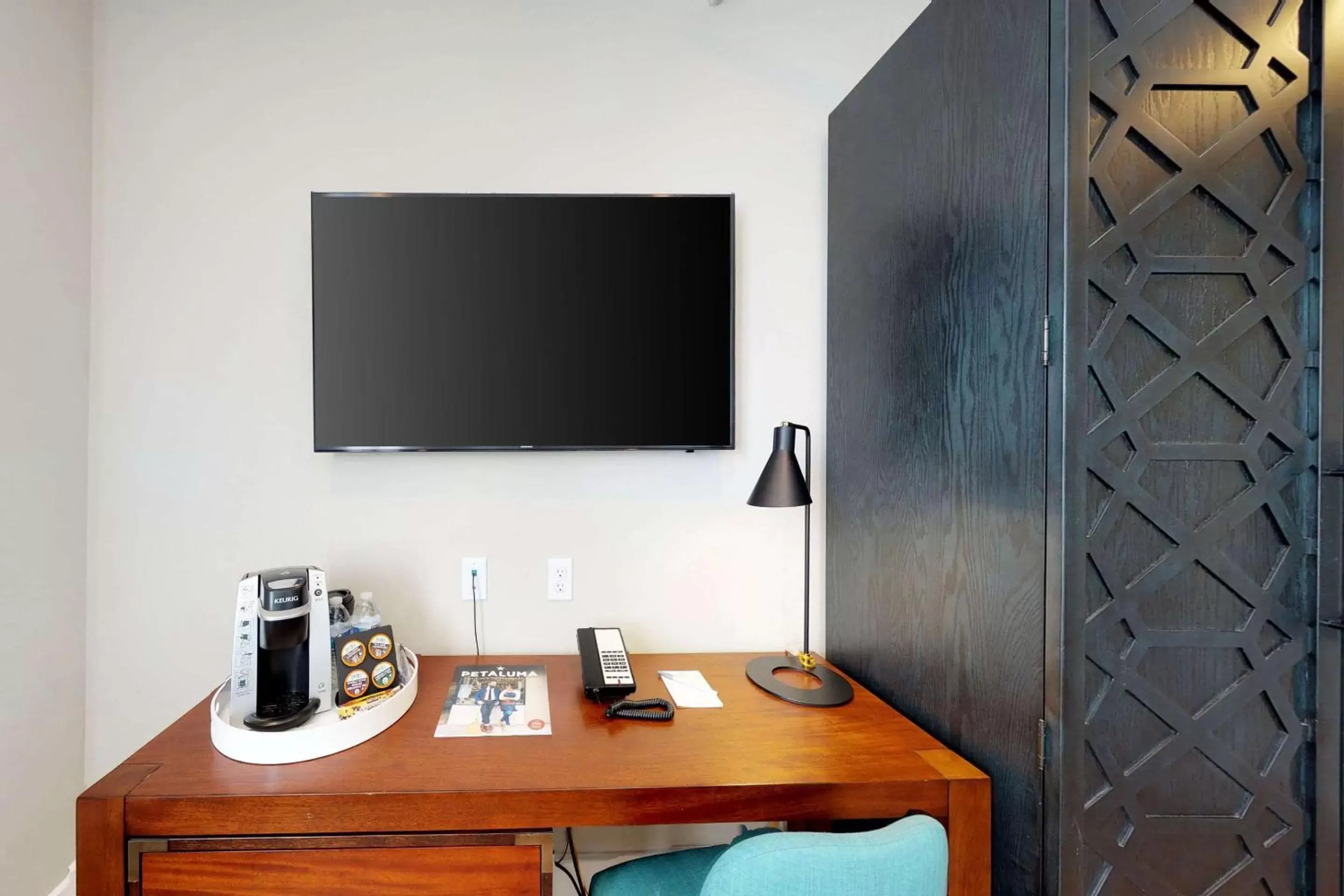 Photo of the whole room, TV/Entertainment Center in Hotel Petaluma, Ascend Hotel Collection