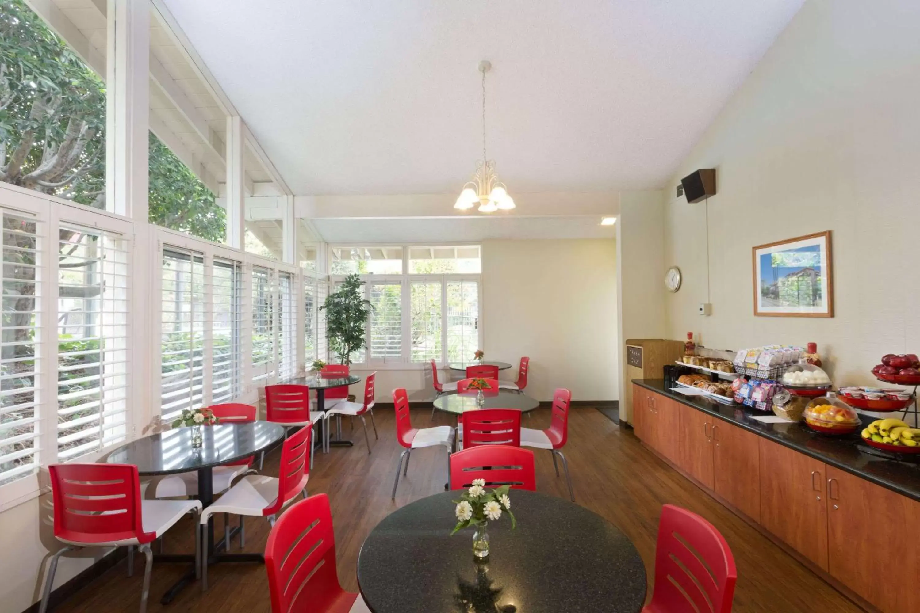 Restaurant/places to eat in Ramada by Wyndham Santa Barbara Restaurant/places to eat in Ramada by Wyndham Santa Barbara