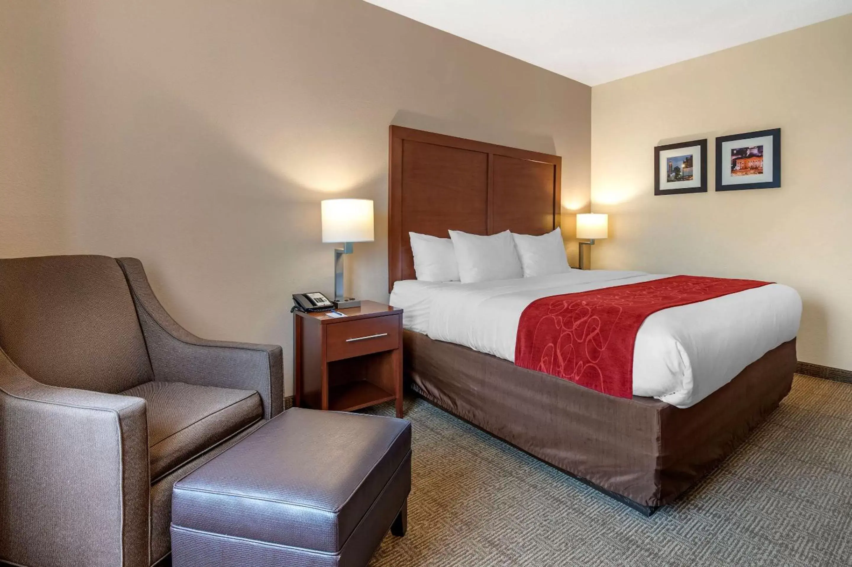 Photo of the whole room, Bed in Comfort Suites Columbus West - Hilliard