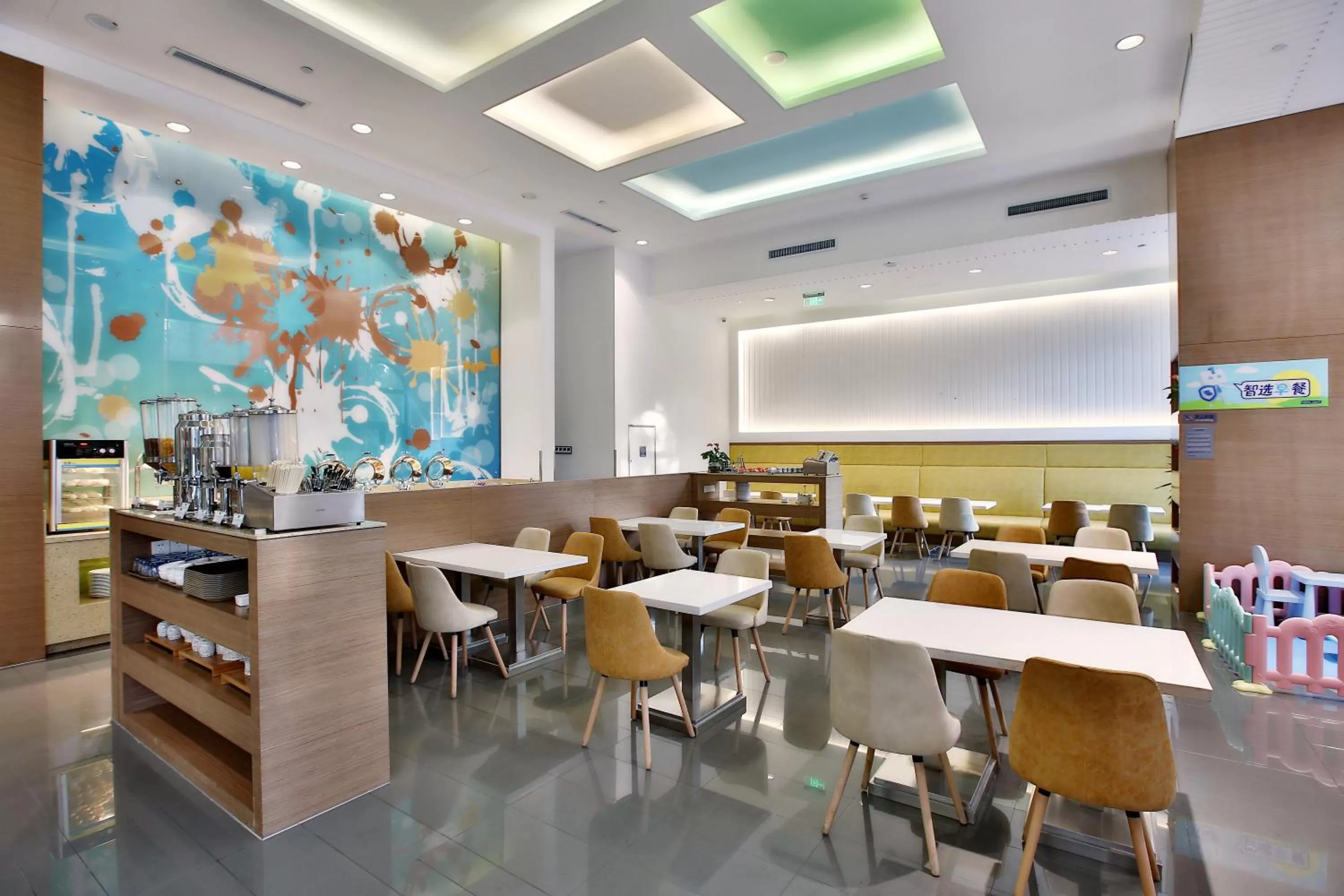 Restaurant/places to eat in Holiday Inn Express Langfang Park View by IHG