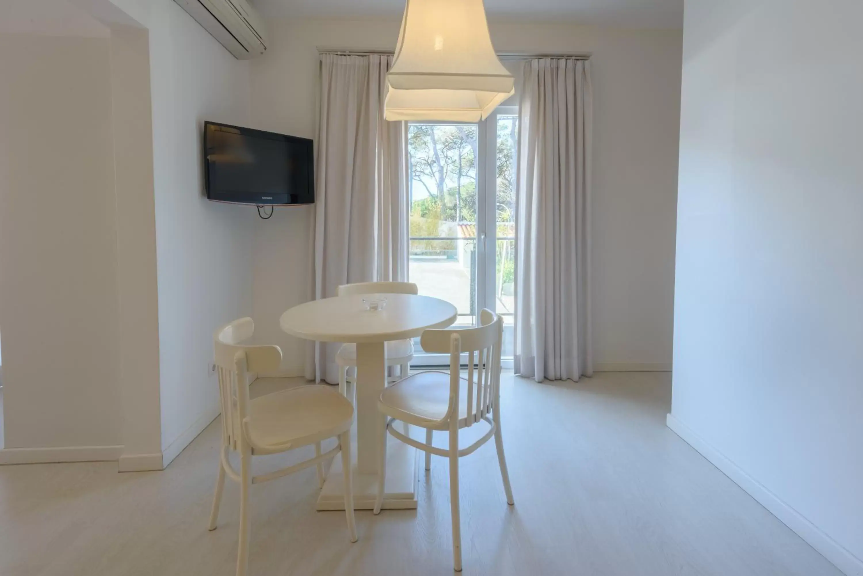 Dining area, TV/Entertainment Center in Amazonia Estoril Hotel