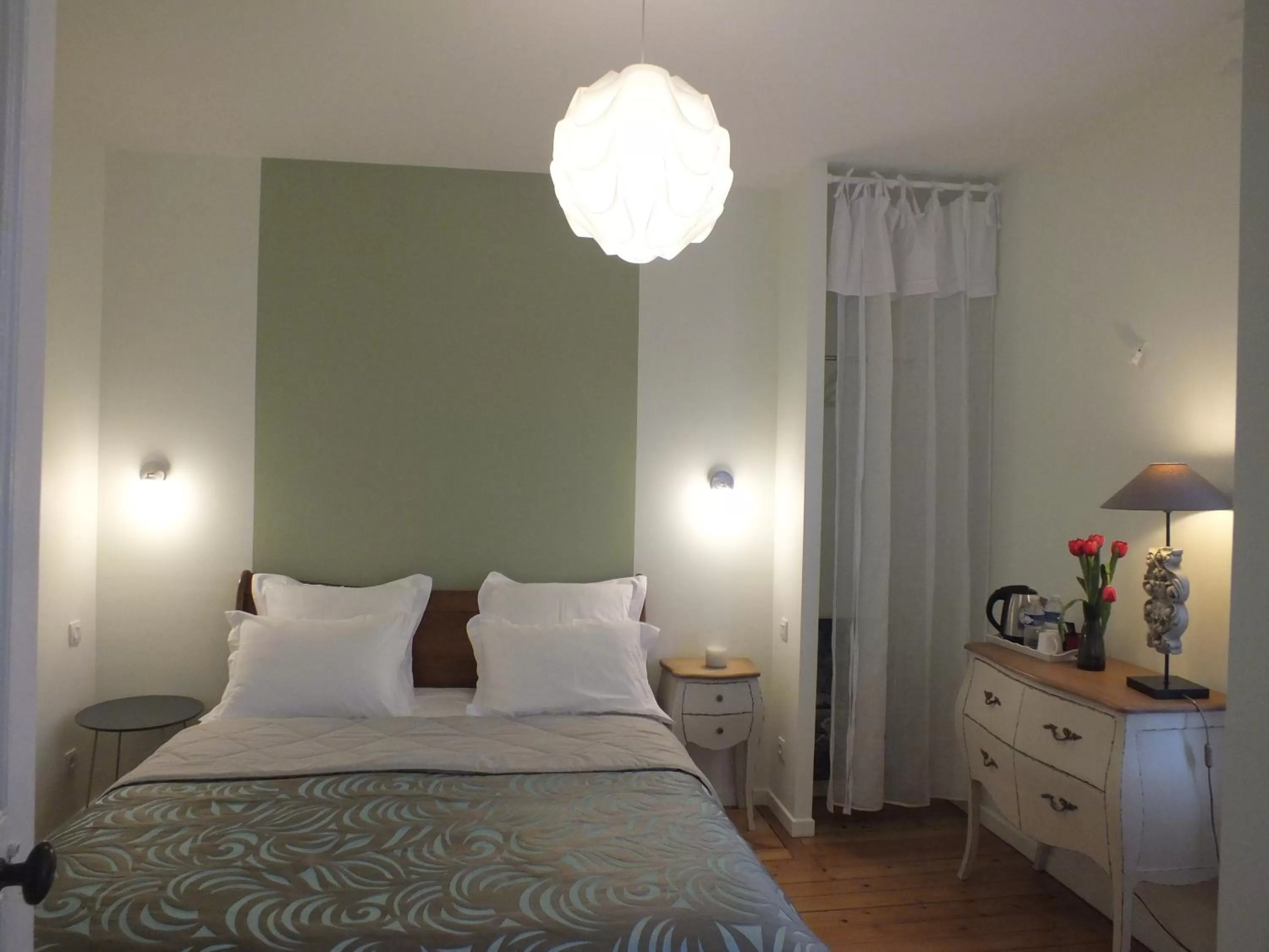 Bedroom, Bed in A la Fleur de Lys