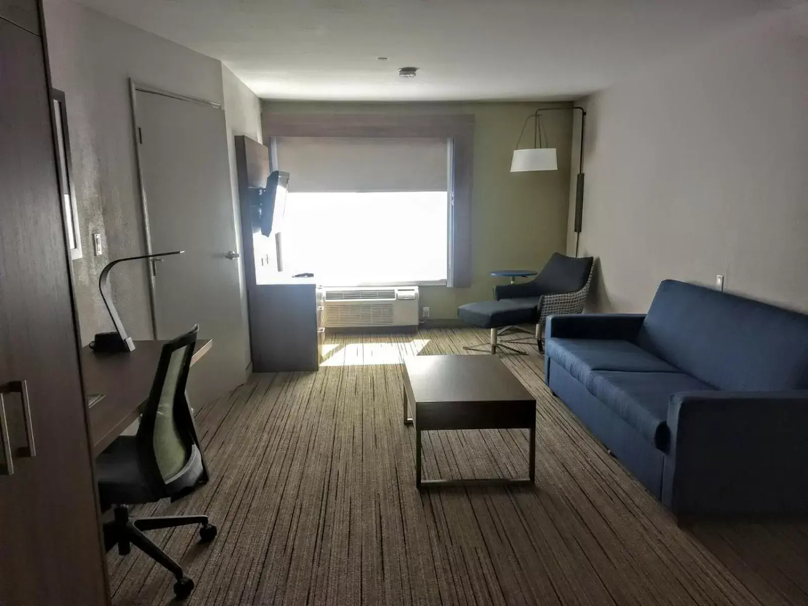 Living room, Seating Area in Holiday Inn Express & Suites - Indianapolis Northwest, an IHG Hotel