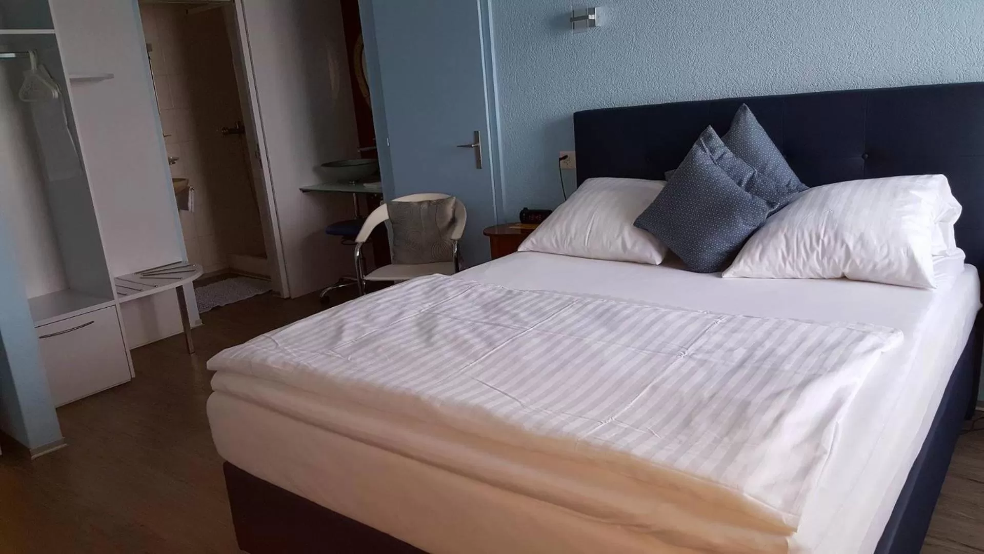 Photo of the whole room, Bed in Hotel Murtenhof & Krone