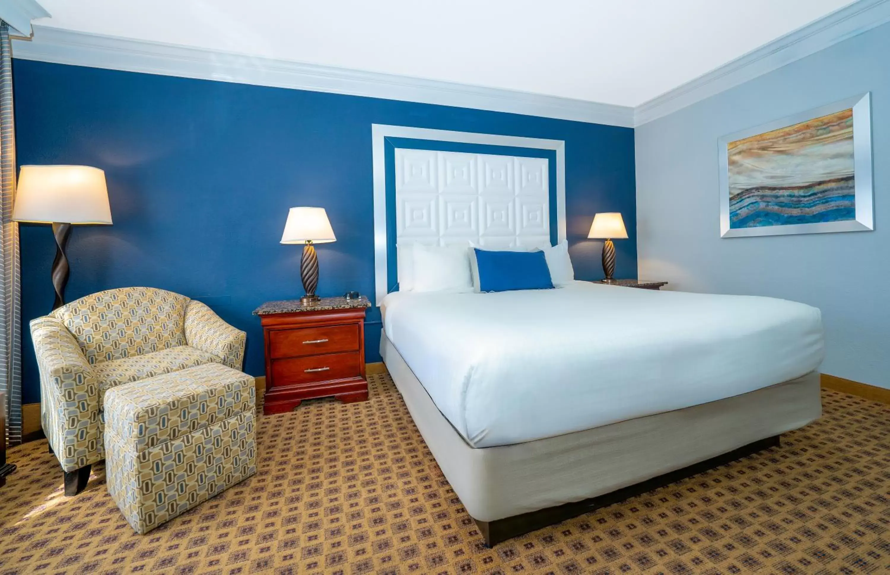 Bed in Rosen Plaza Hotel Orlando Convention Center