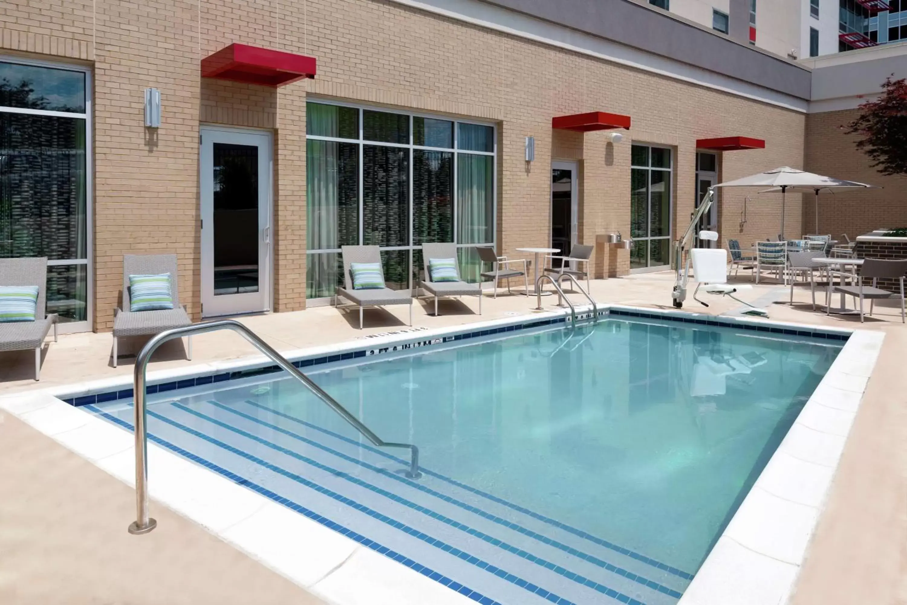 Property building, Swimming Pool in Hampton Inn & Suites Atlanta Buckhead Place