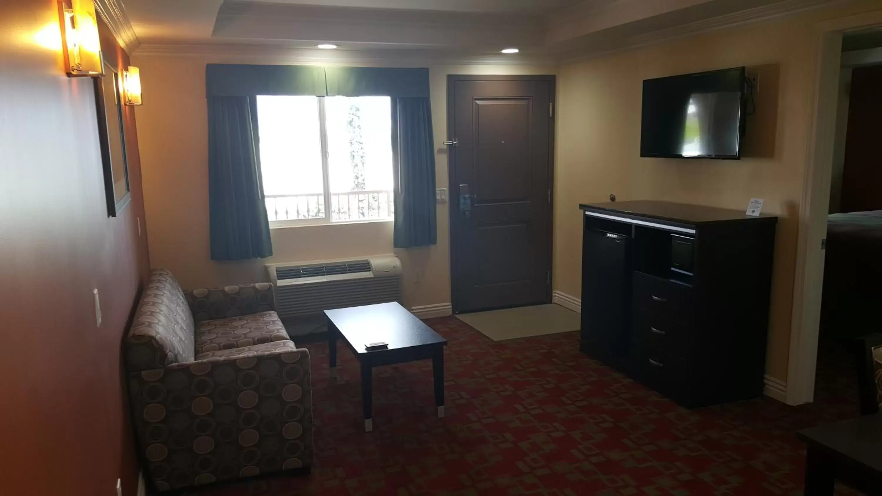 Day, TV/Entertainment Center in Travelodge Inn & Suites by Wyndham Bell Los Angeles Area