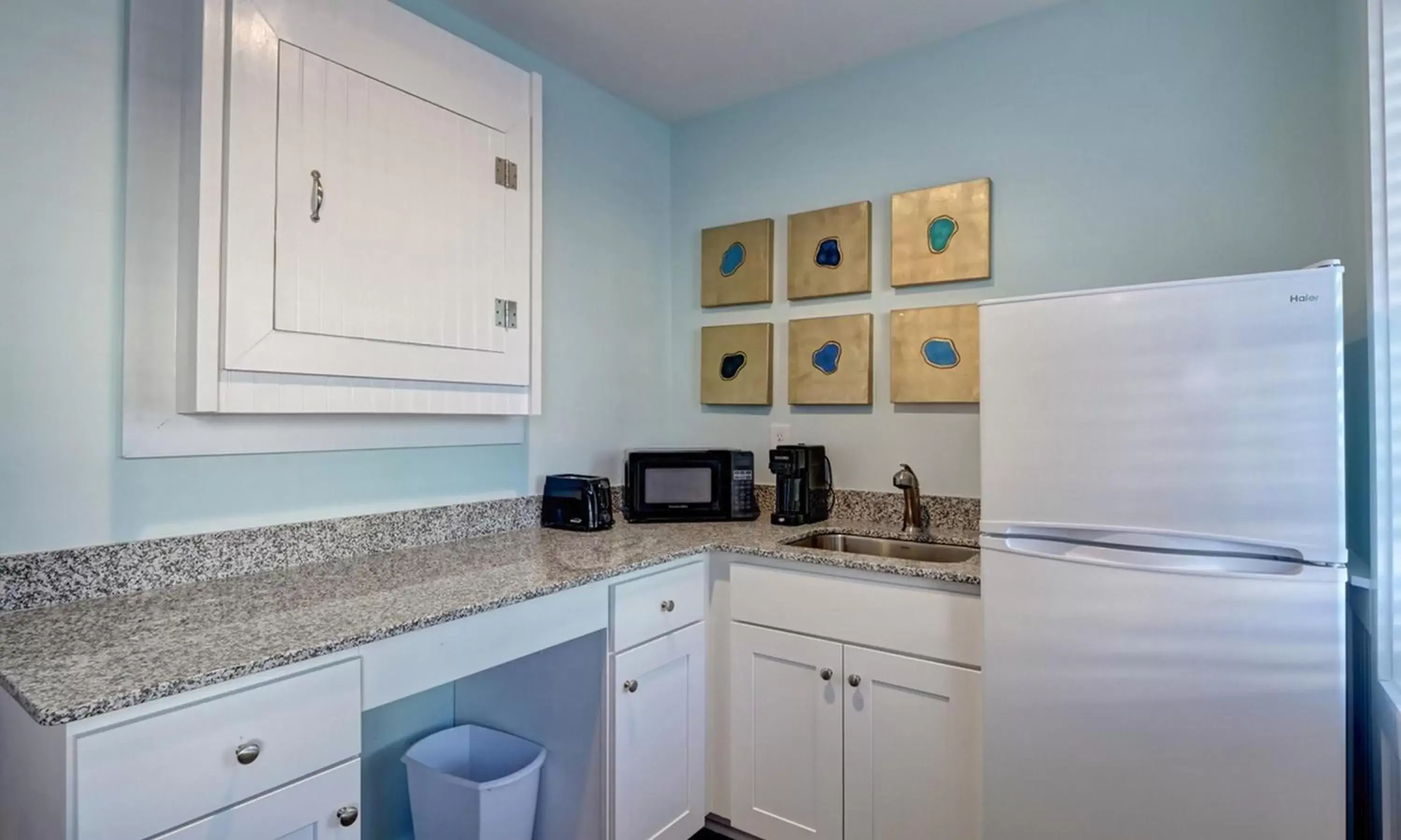 Kitchen/Kitchenette in Loggerhead Inn and Suites by Carolina Retreats