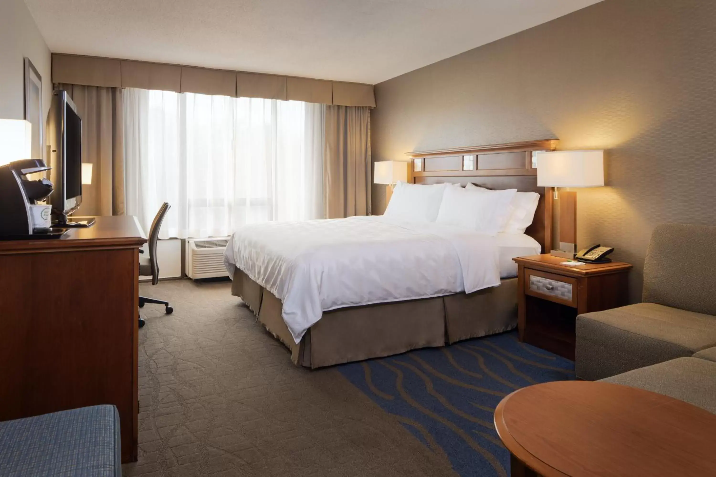 King Room - Hearing Accessible - Roll-in Shower in Holiday Inn Columbia East-Jessup by IHG King Room - Hearing Accessible - Roll-in Shower in Holiday Inn Columbia East-Jessup by IHG