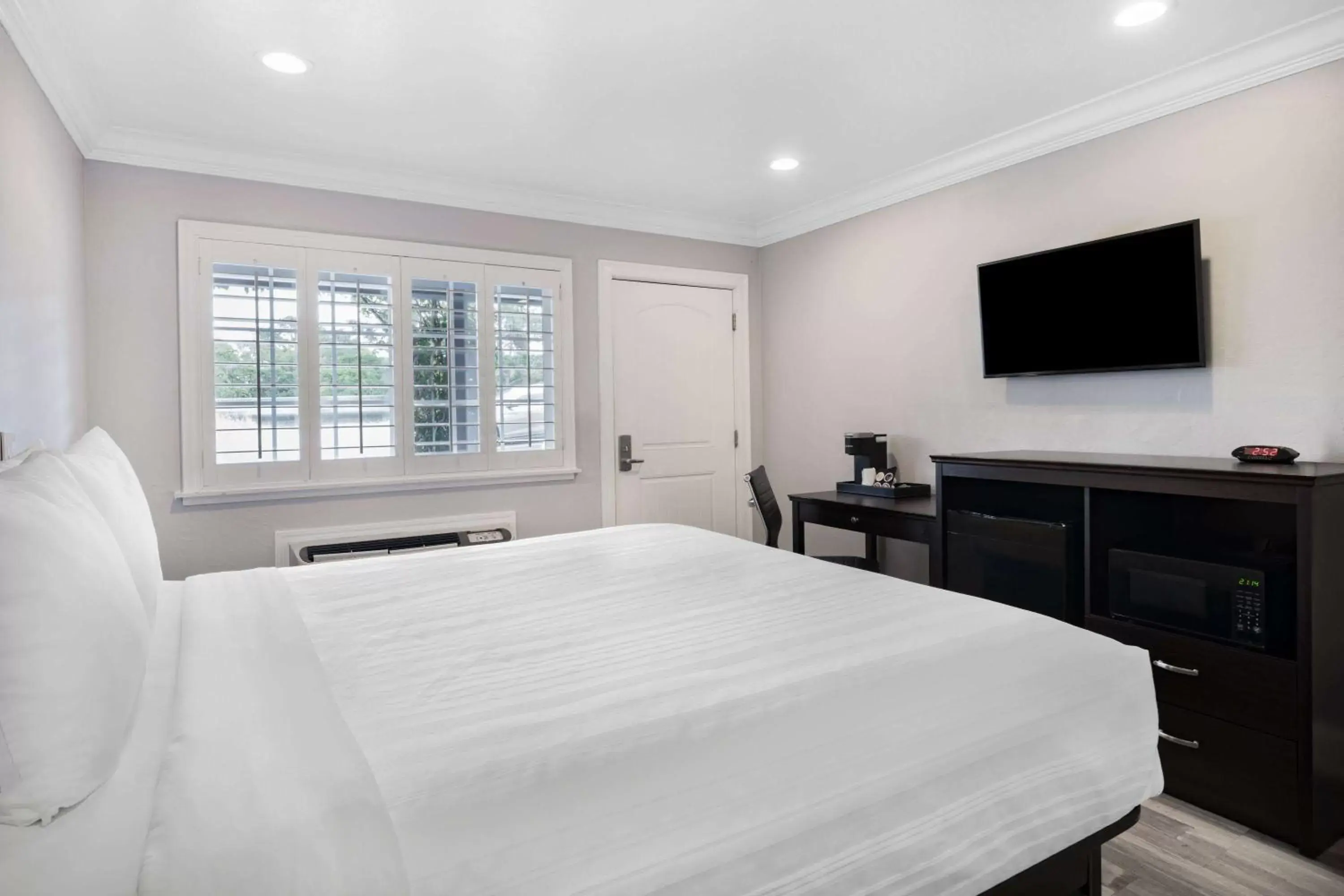 Photo of the whole room, Bed in Aura Inn Monterey Photo of the whole room, Bed in Aura Inn Monterey