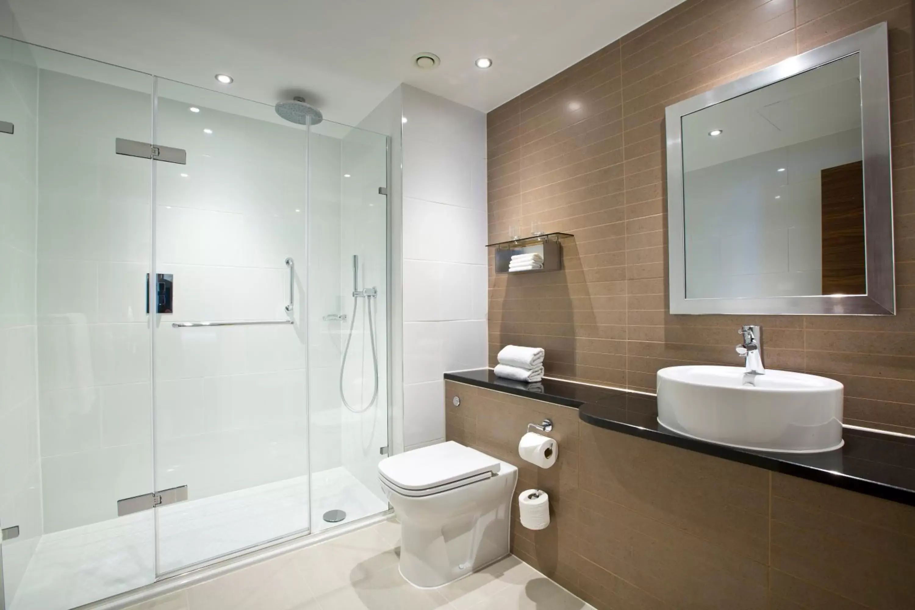 Shower, Bathroom in The Clermont London, Charing Cross