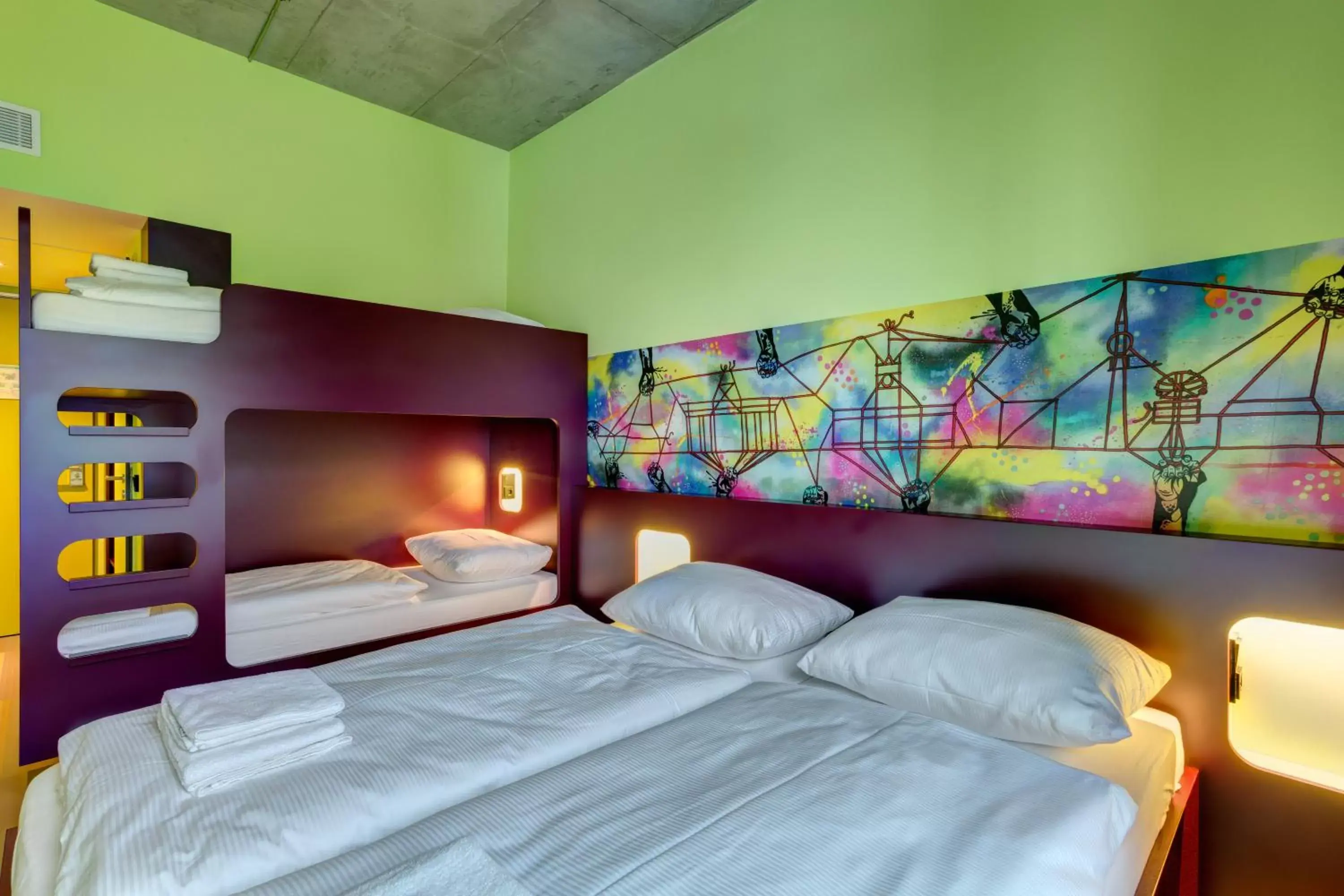 Photo of the whole room, Bed in MEININGER Hotel Berlin East Side Gallery