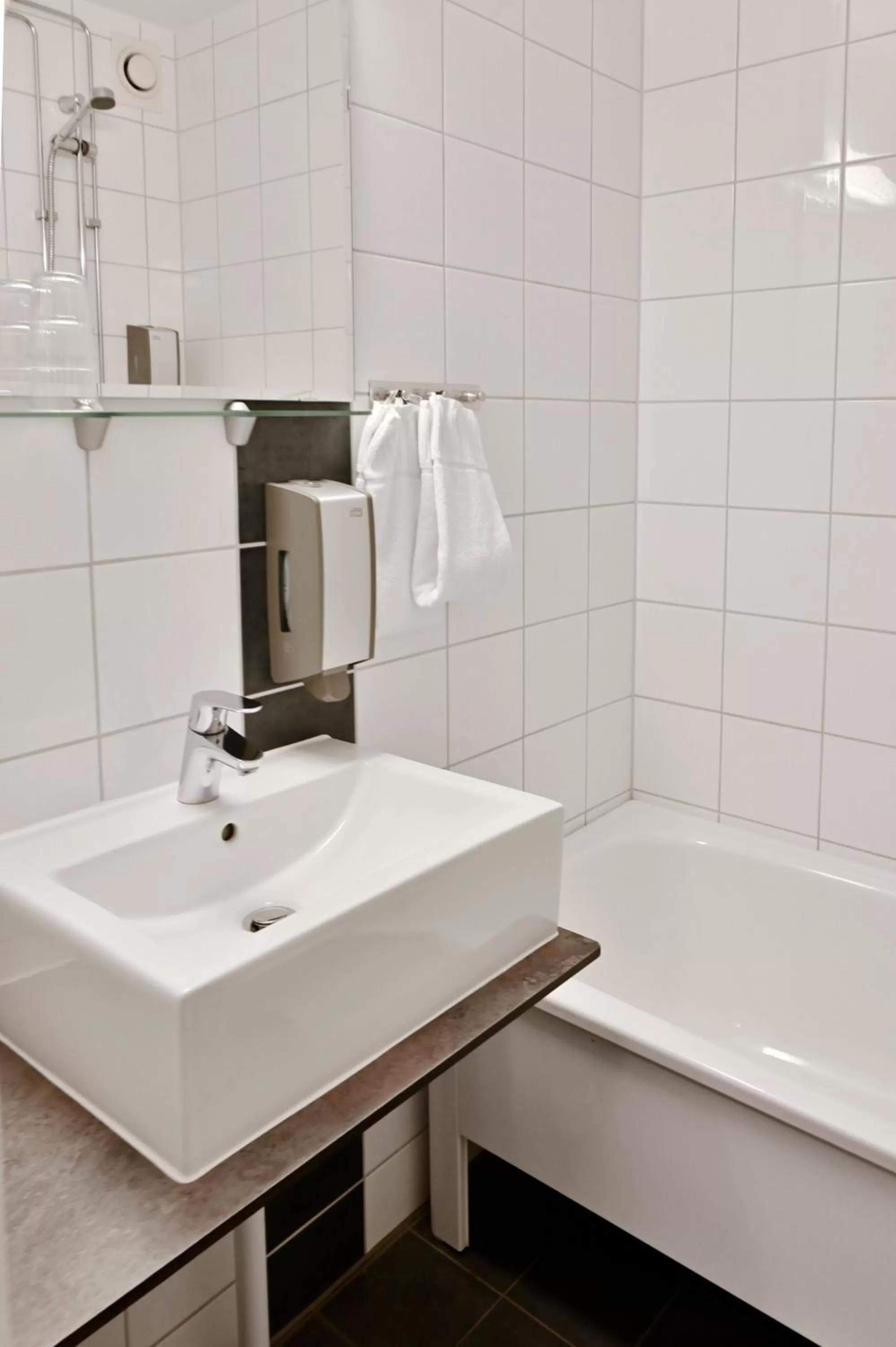 Bathroom in Hotel Amadeus by First