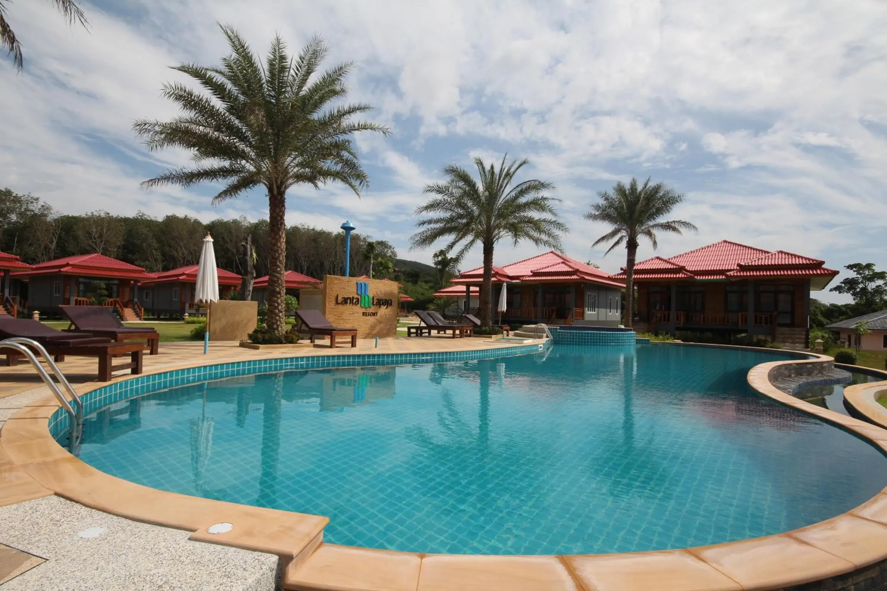 Facade/entrance, Swimming Pool in Lanta Lapaya Resort