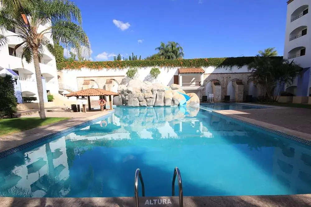 Swimming Pool in Hotel Gran Plaza & Convention Center