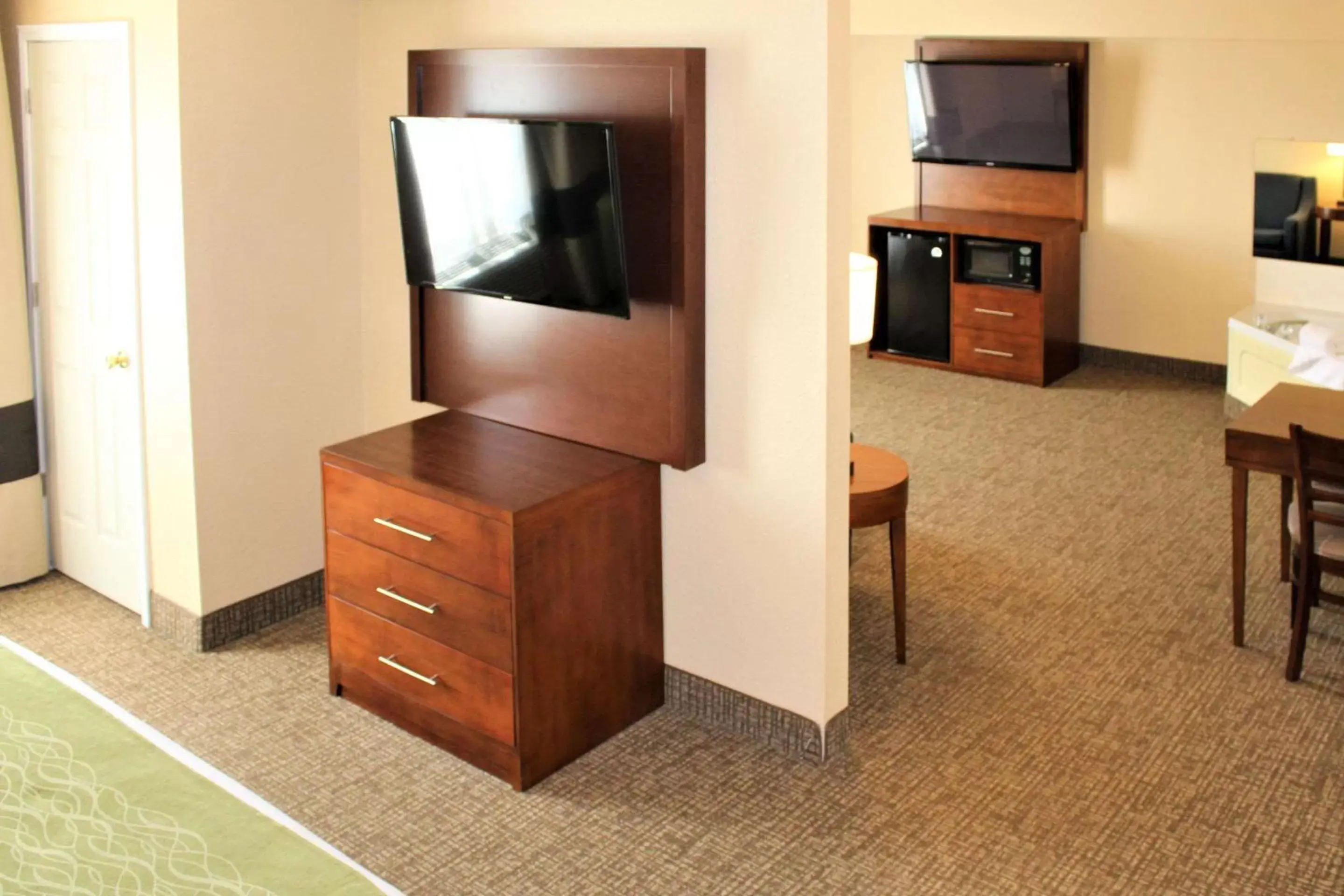 Photo of the whole room, TV/Entertainment Center in Comfort Inn & Suites - Chesterfield