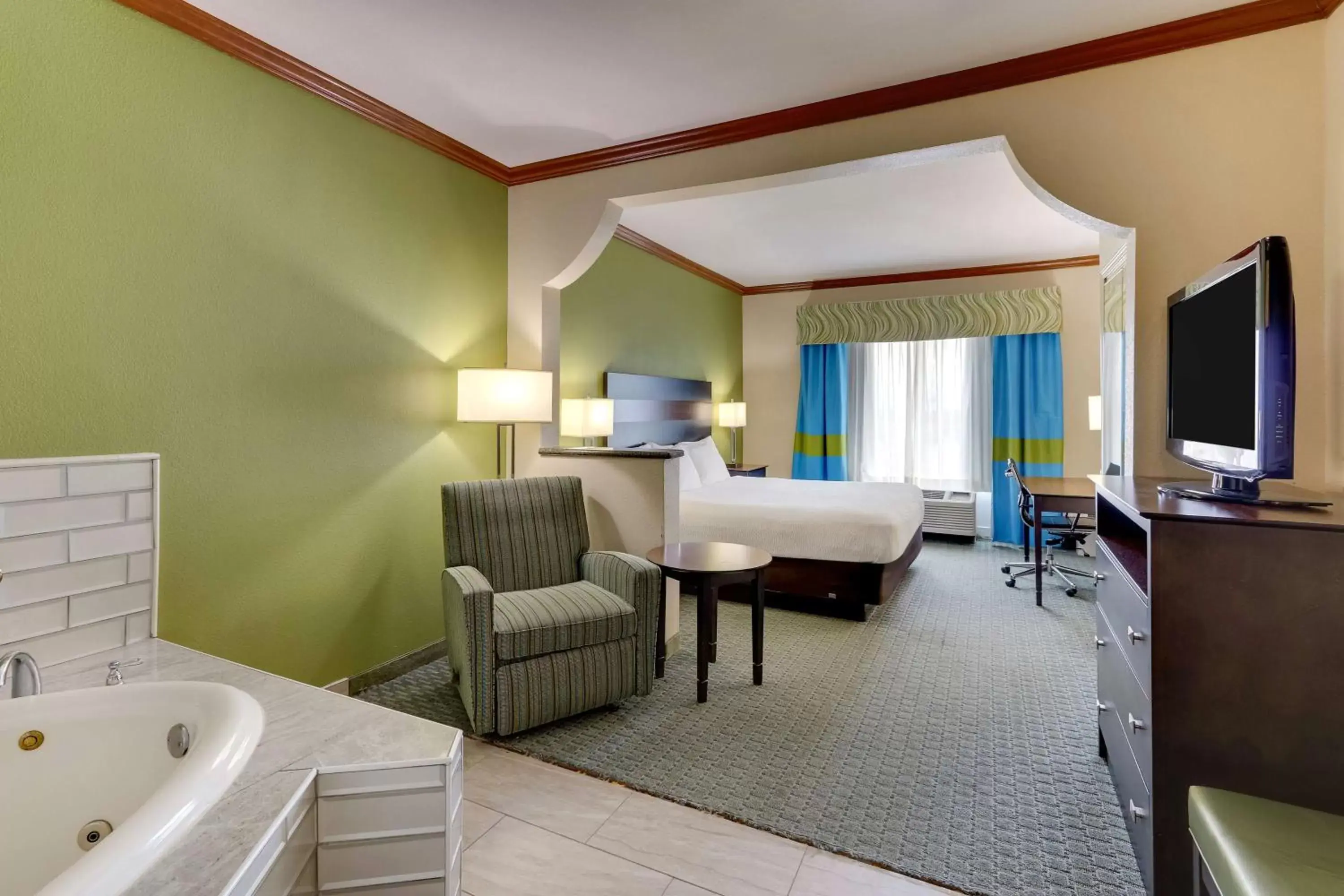 Bedroom in Best Western Plus Woodway Waco South Inn & Suites