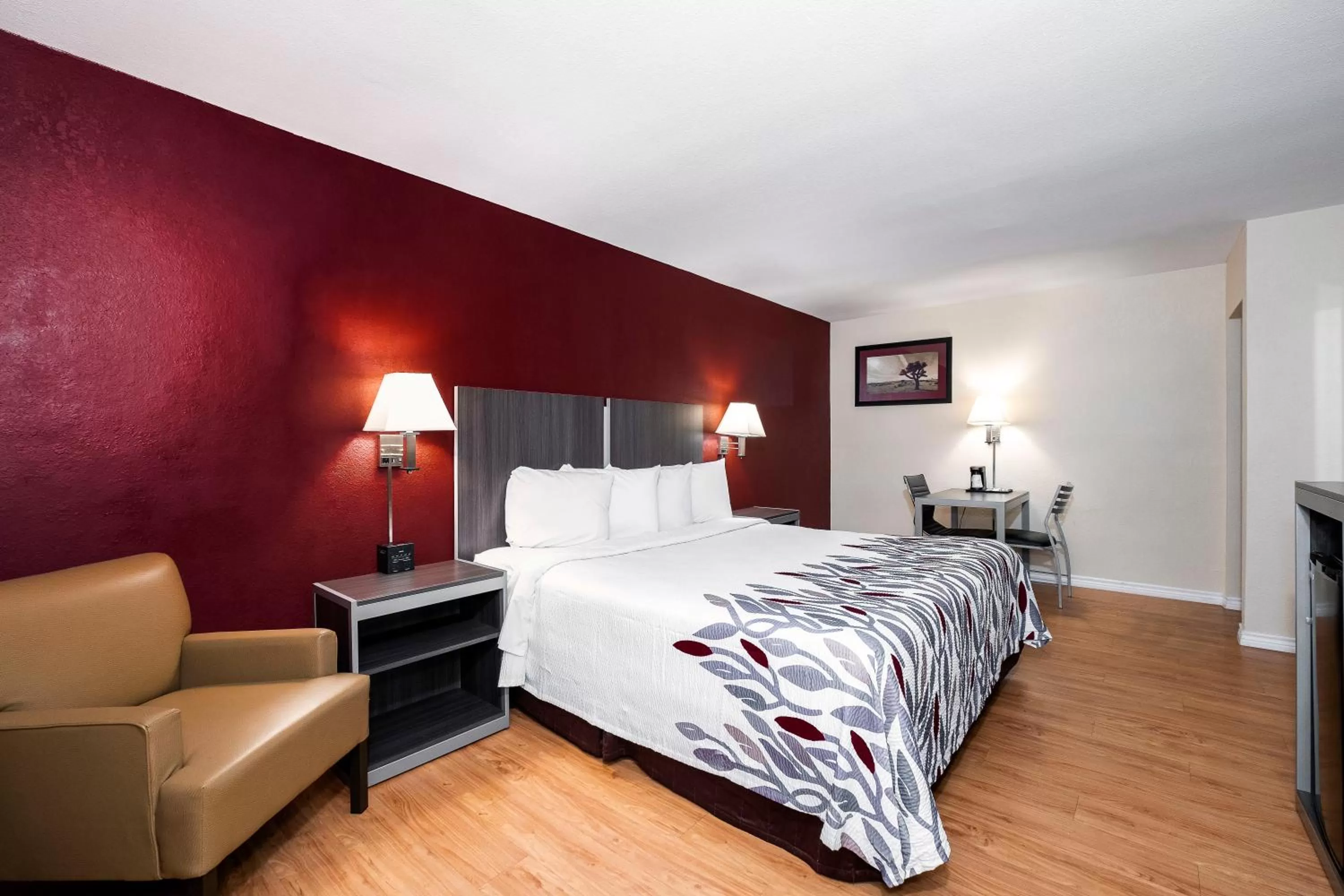 Photo of the whole room, Bed in Red Roof Inn Houston North - FM1960 & I-45