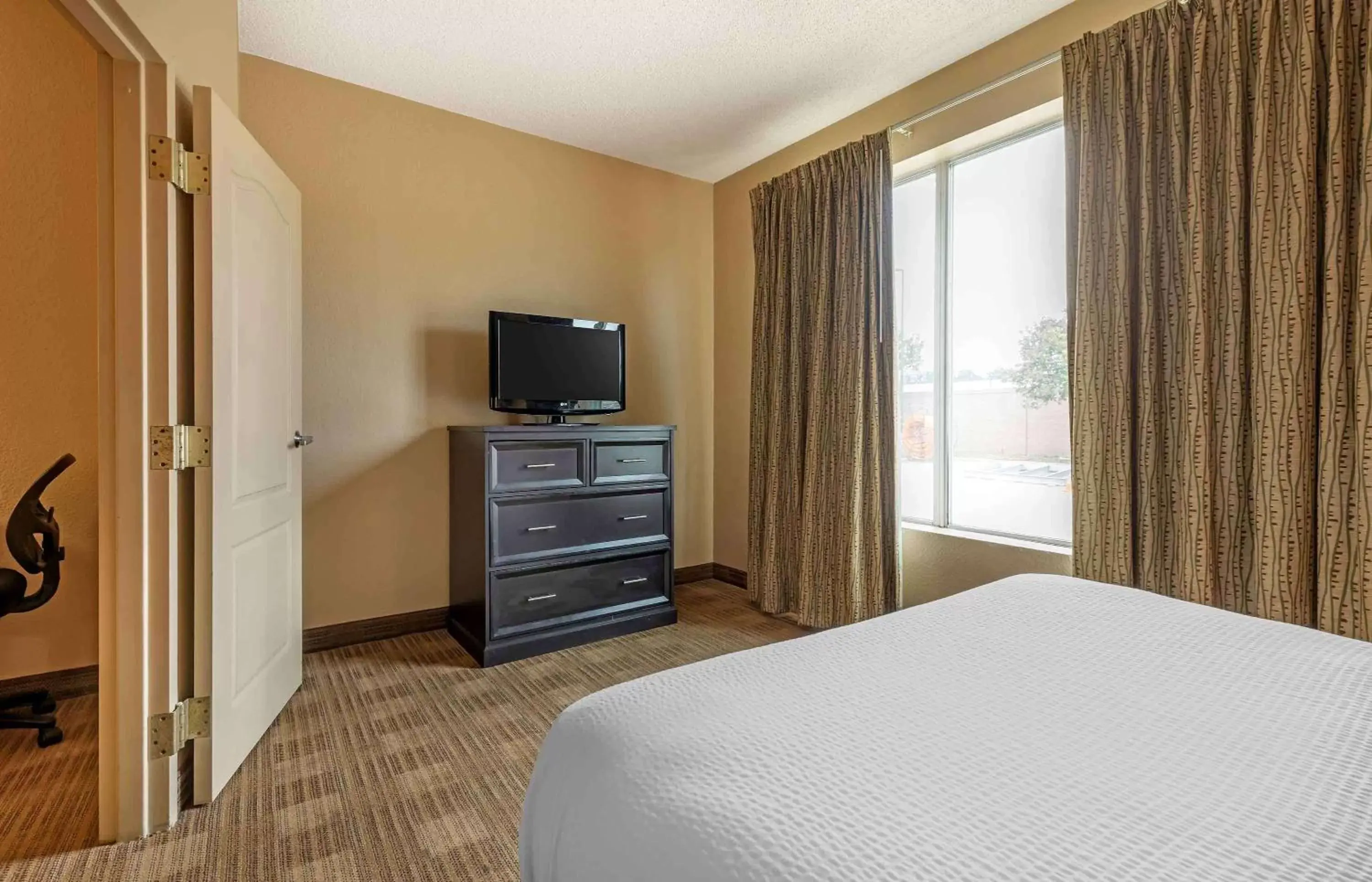 Bedroom, Bed in Extended Stay America Suites - Dallas - Frankford Road