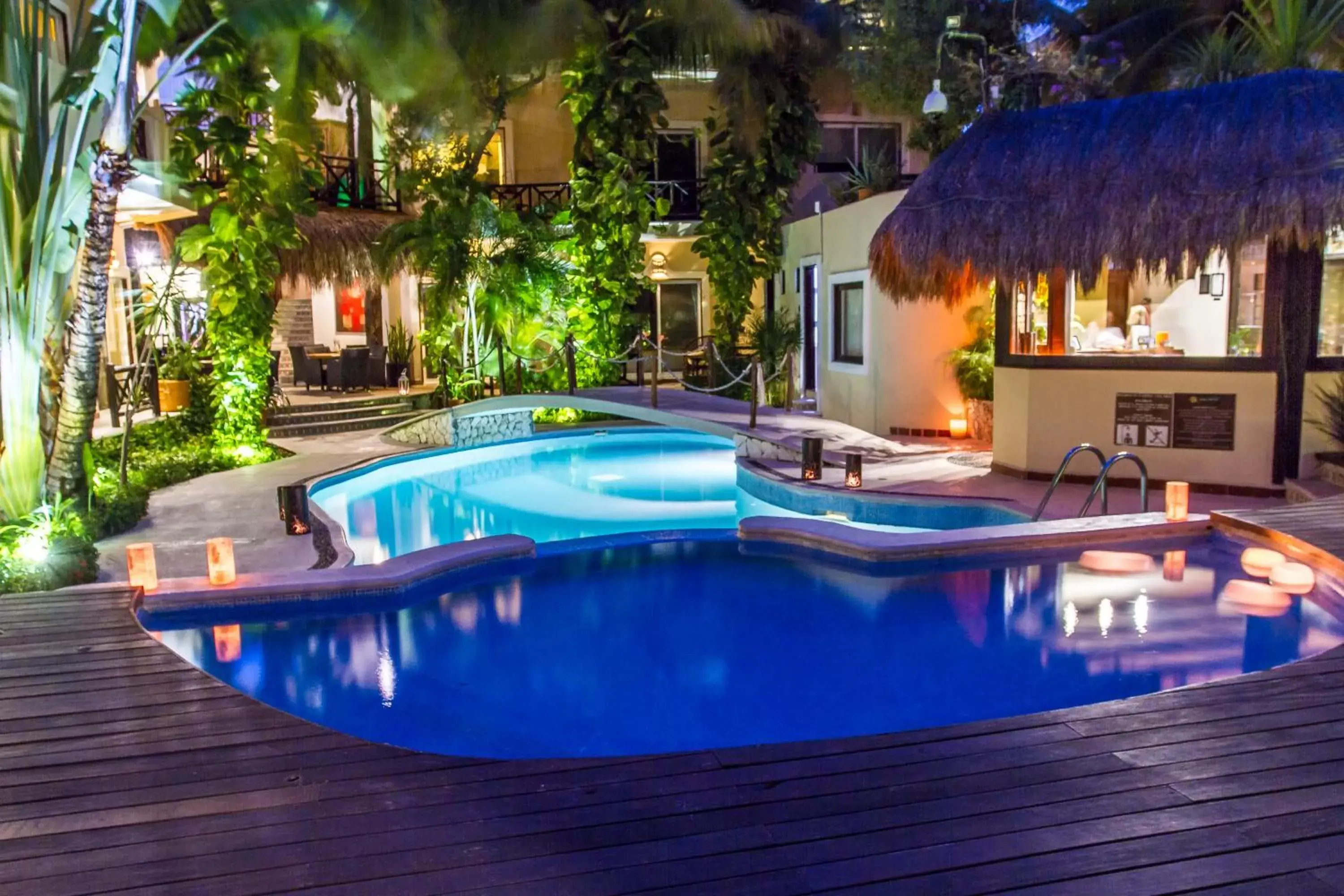 Swimming Pool in Hotel Riviera Del Sol